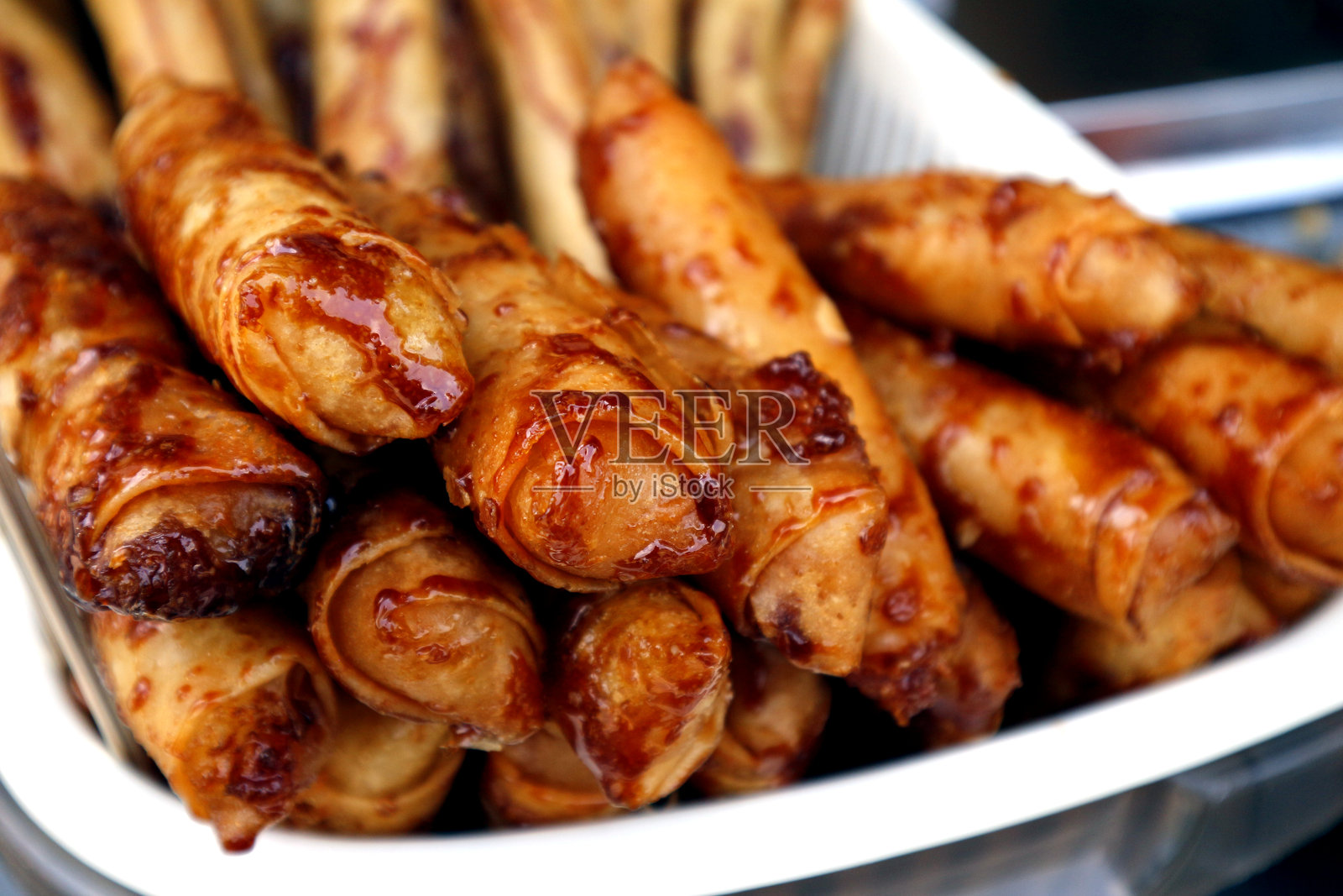 新鲜制作的炸香蕉春卷,裹着红糖的萨巴香蕉照片摄影图片