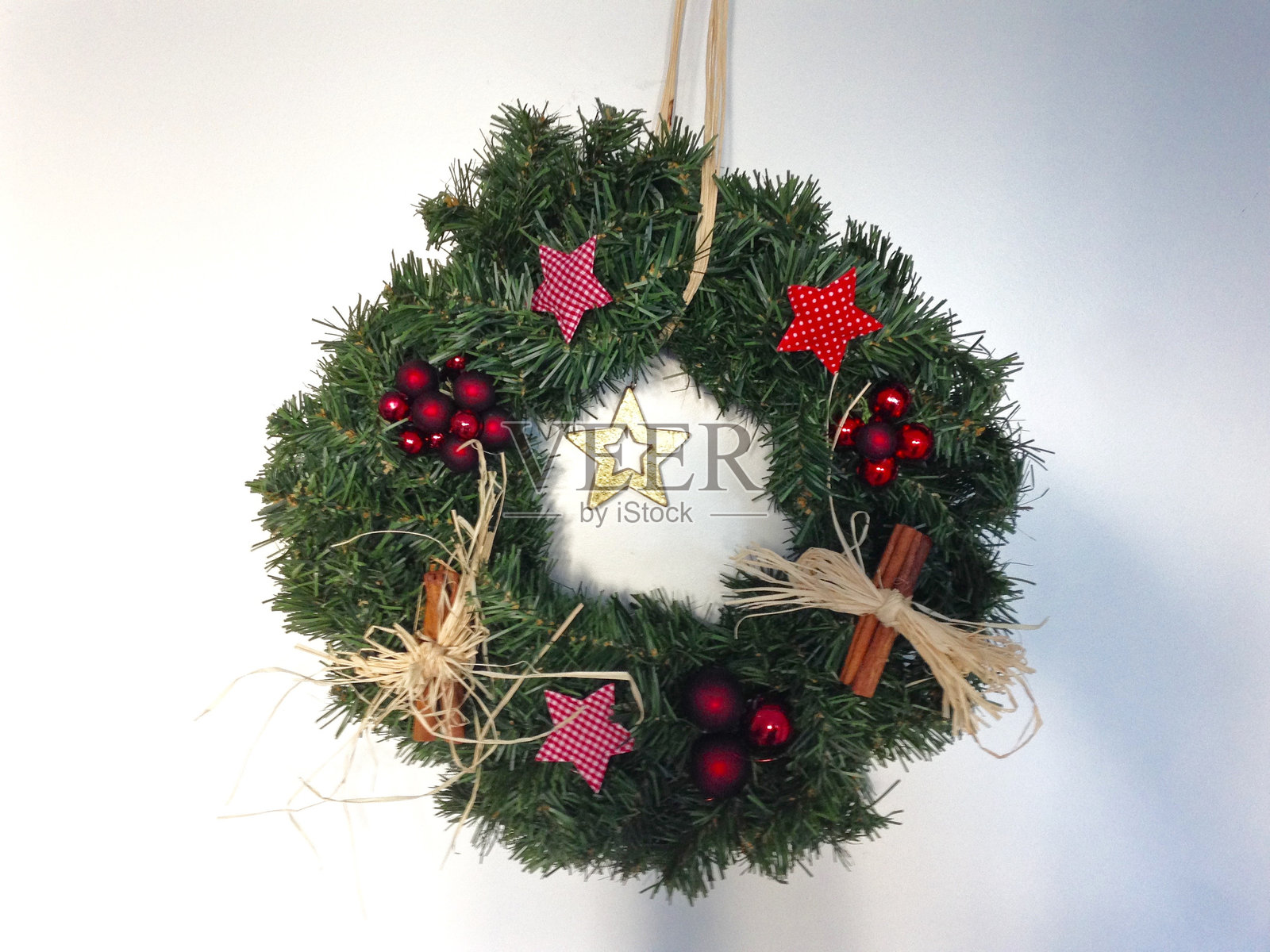 白色墙壁上的圣诞花环特写照片摄影图片
