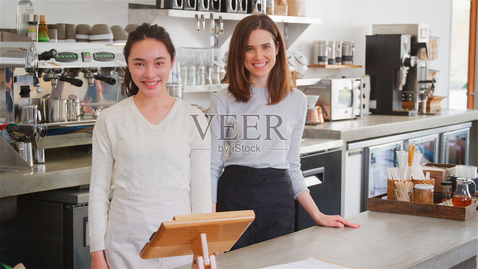咖啡店里微笑的女老板或员工在柜台后面合影照片摄影图片
