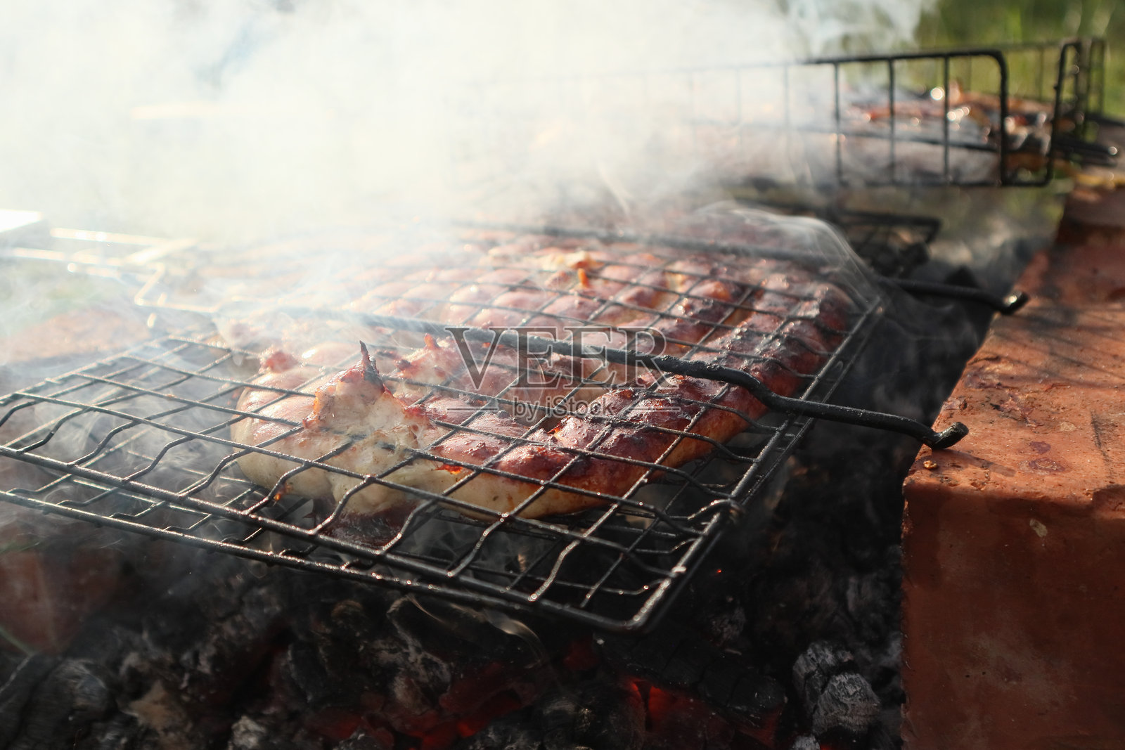 烤架上的猪肉和牛肉螺旋香肠。美味的烤香肠。照片摄影图片