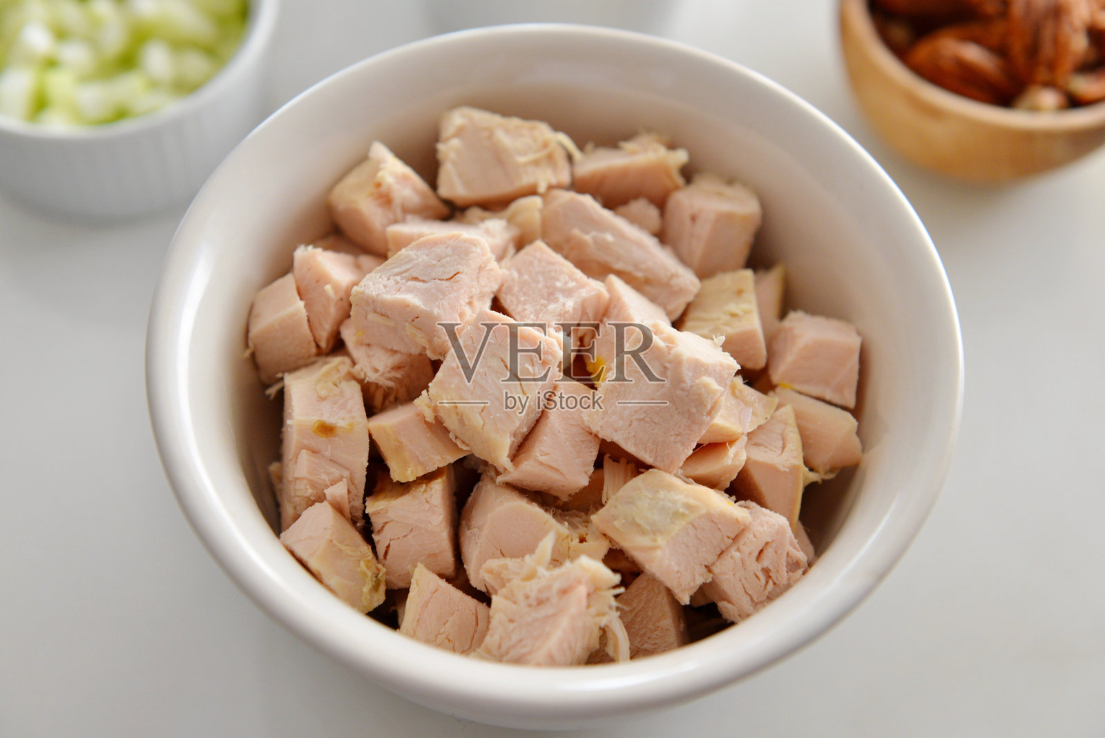 高角度视图的甜食碗放在桌子上照片摄影图片