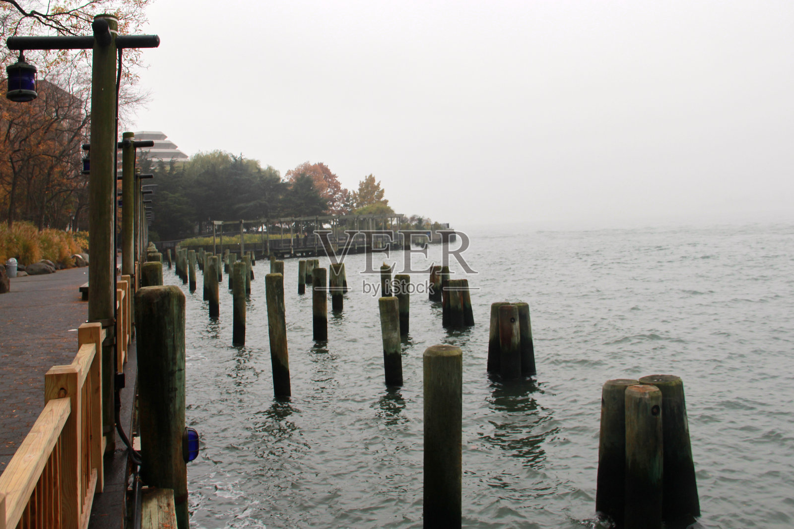 雾气弥漫的海港步道照片摄影图片