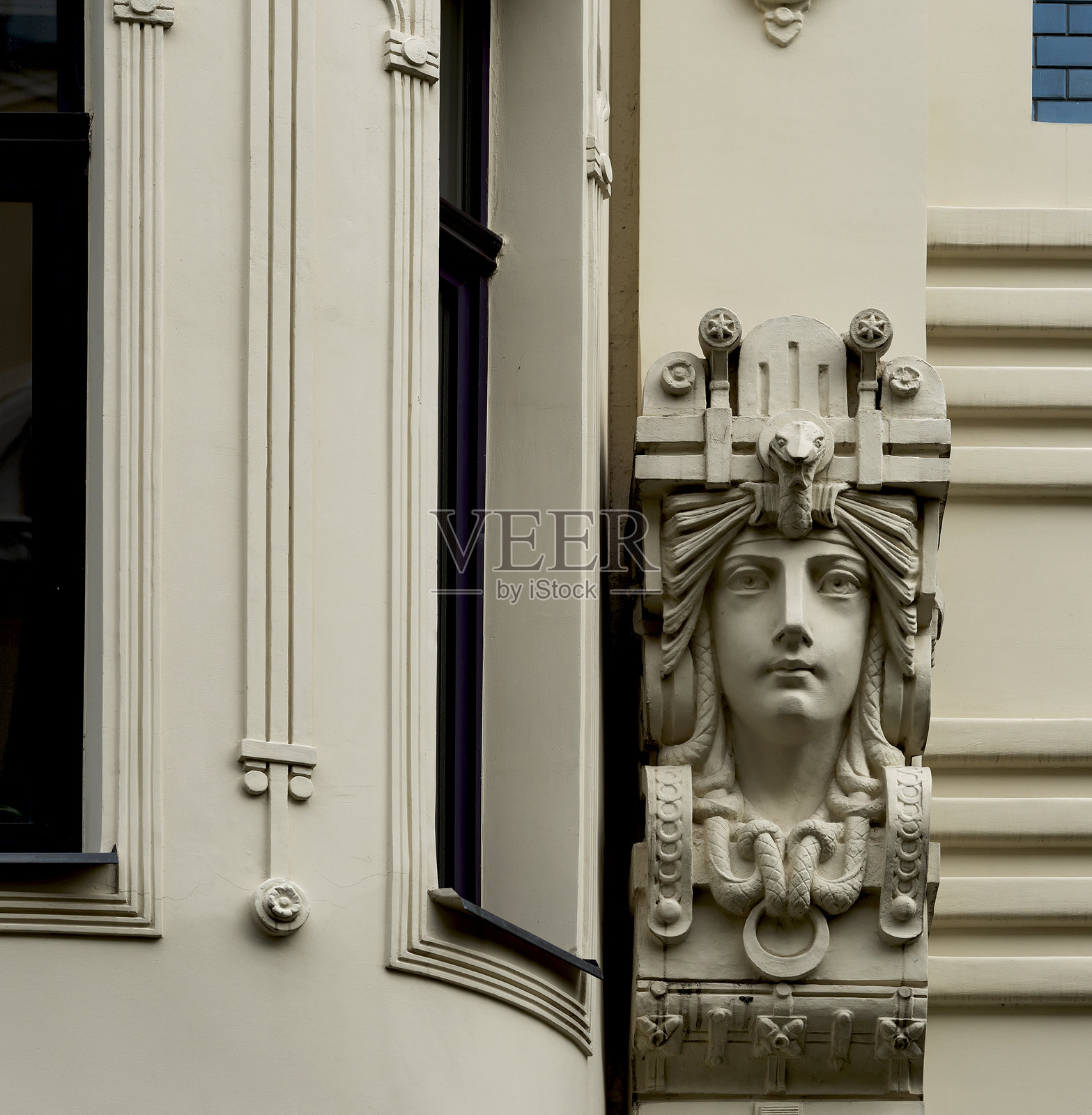 编辫子的女士戴着蛇头王冠照片摄影图片