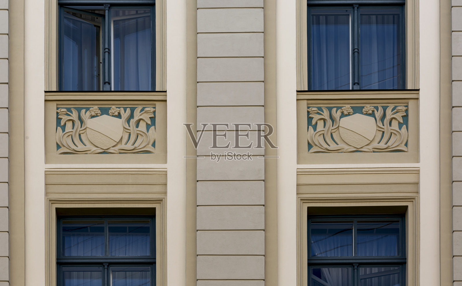 一对带有花卉装饰的双窗户照片摄影图片