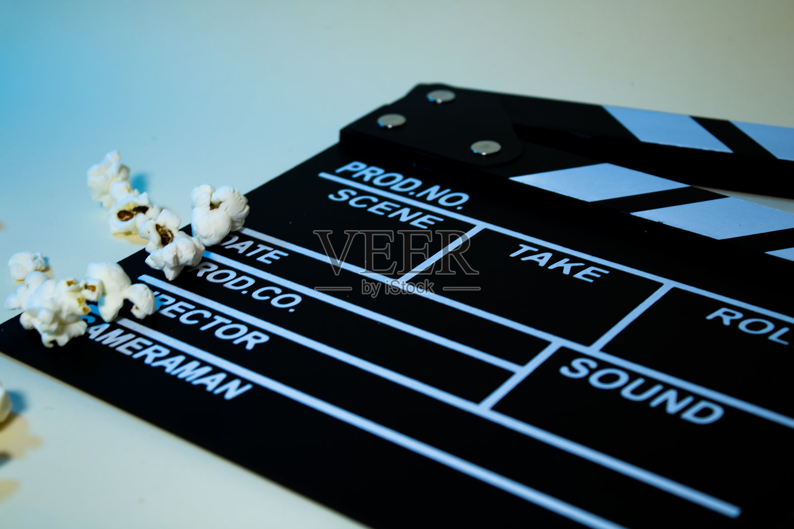 特写镜头:爆米花放在电影拍板上照片摄影图片