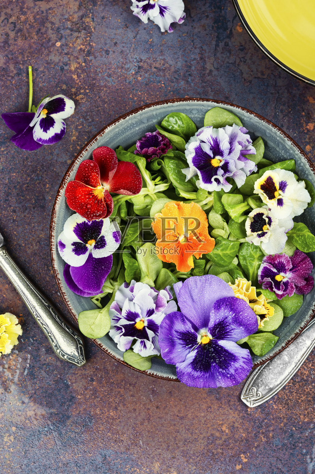 色彩缤纷的可食用花卉沙拉。照片摄影图片