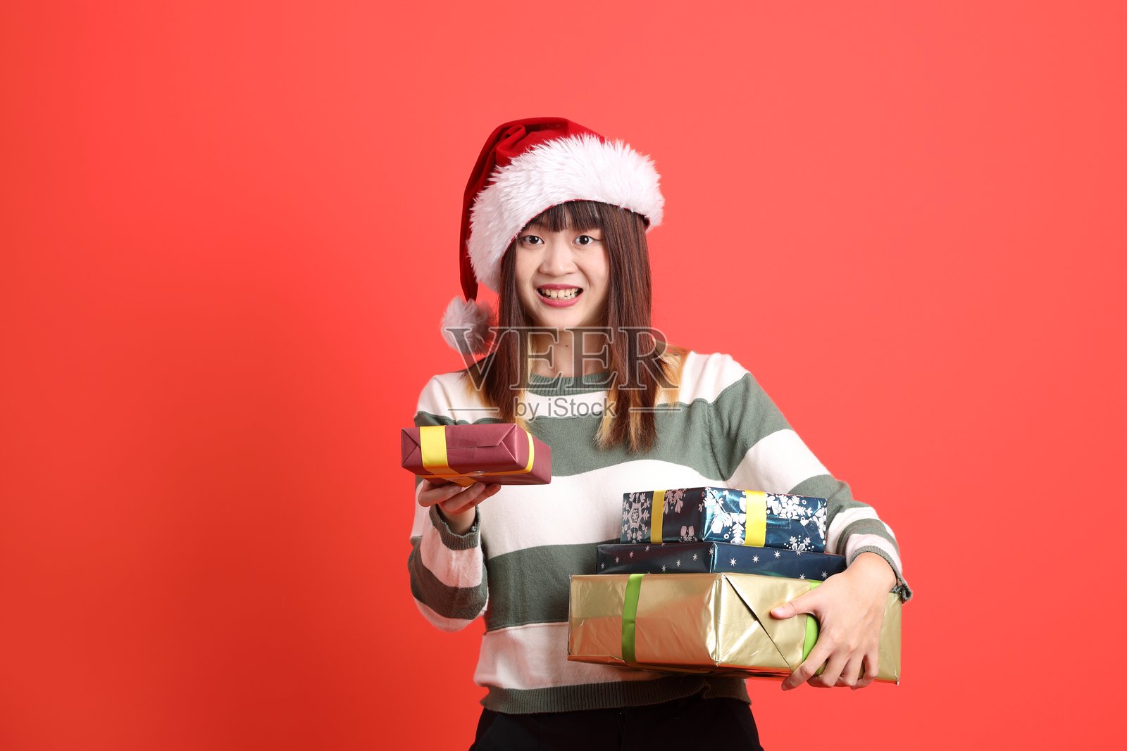 戴着圣诞老人帽的女人照片摄影图片