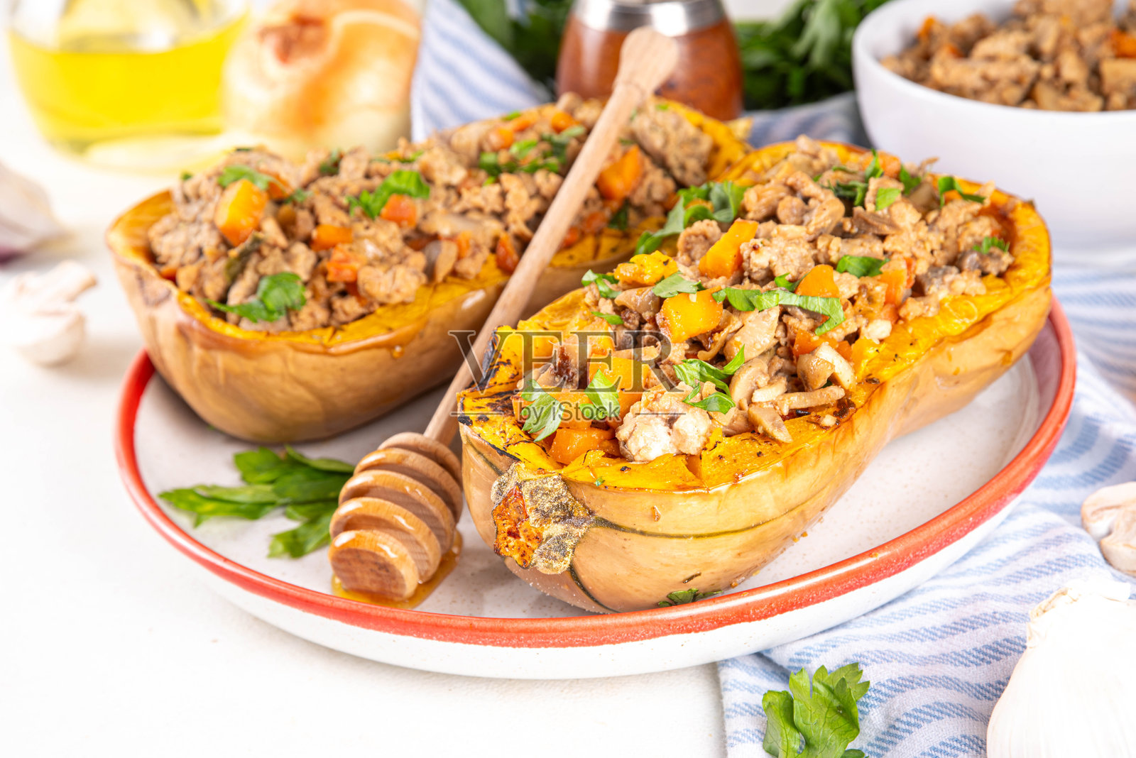 烤填充牛肉和蔬菜的南瓜照片摄影图片