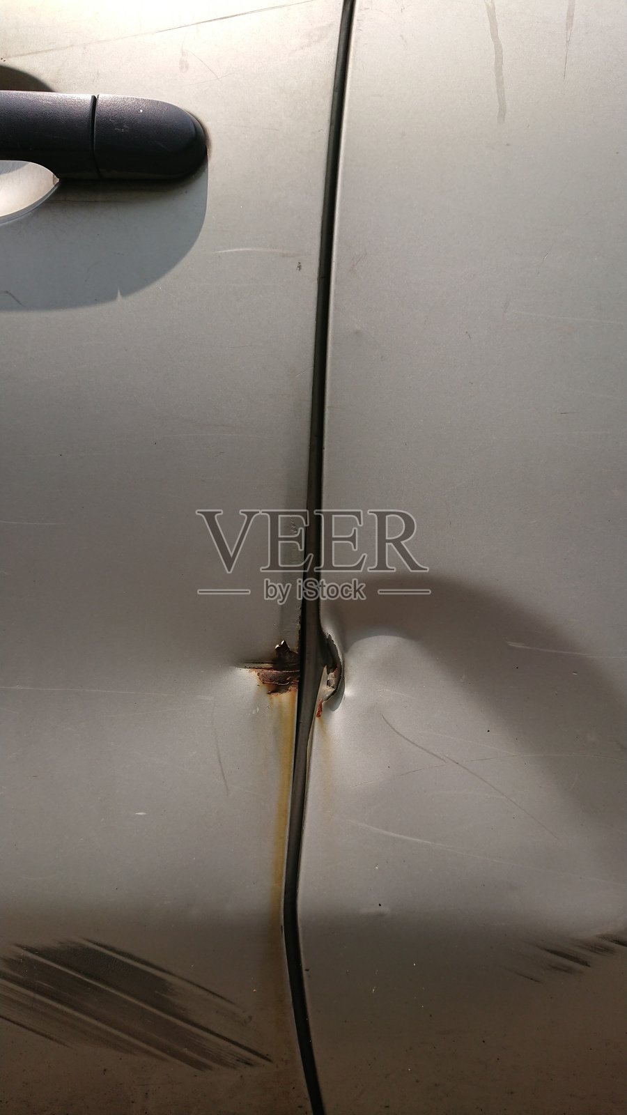 银色车辆后部车身划痕,明显的油漆损伤照片摄影图片