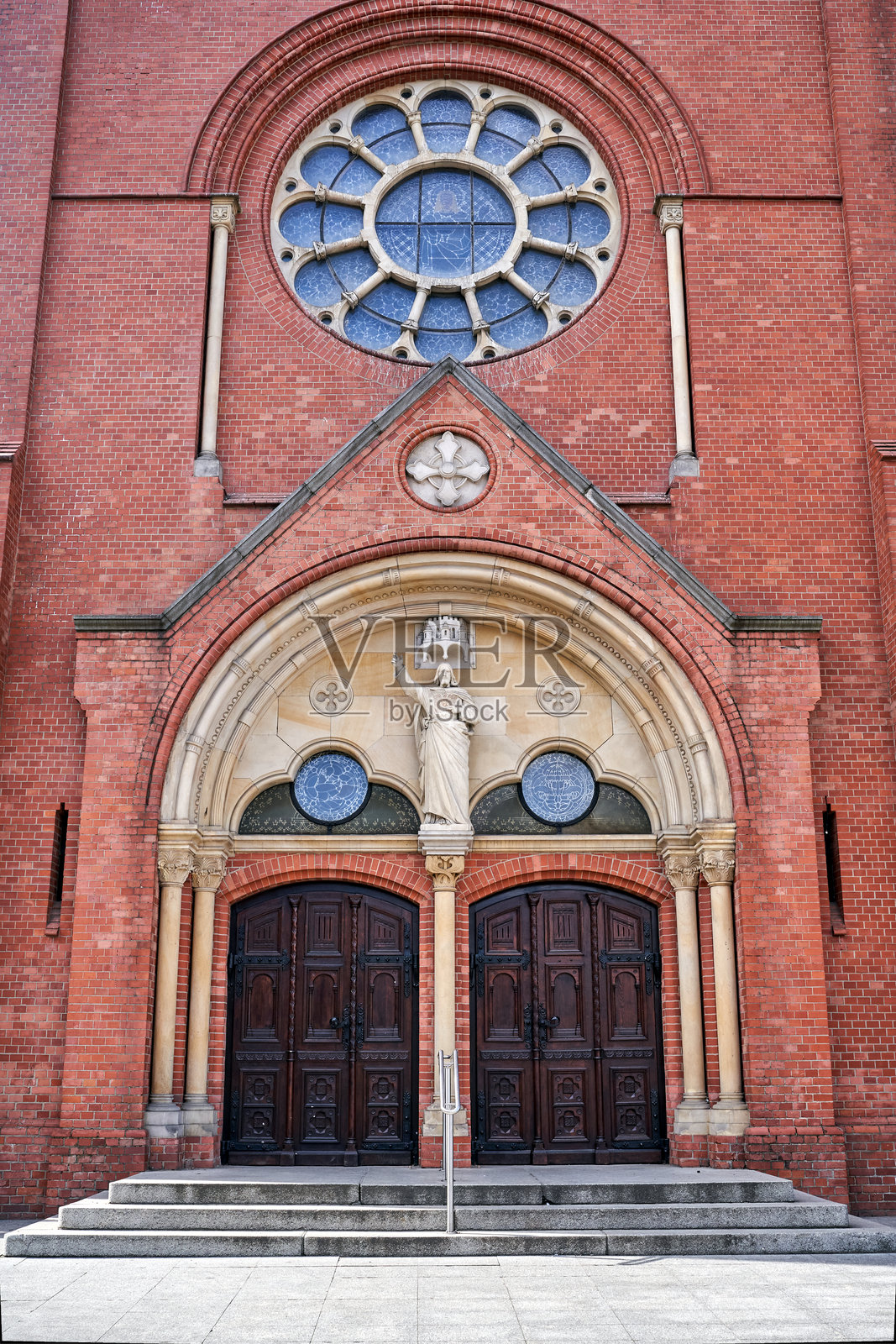 波兹南市历史悠久的新哥特式天主教教堂入口照片摄影图片