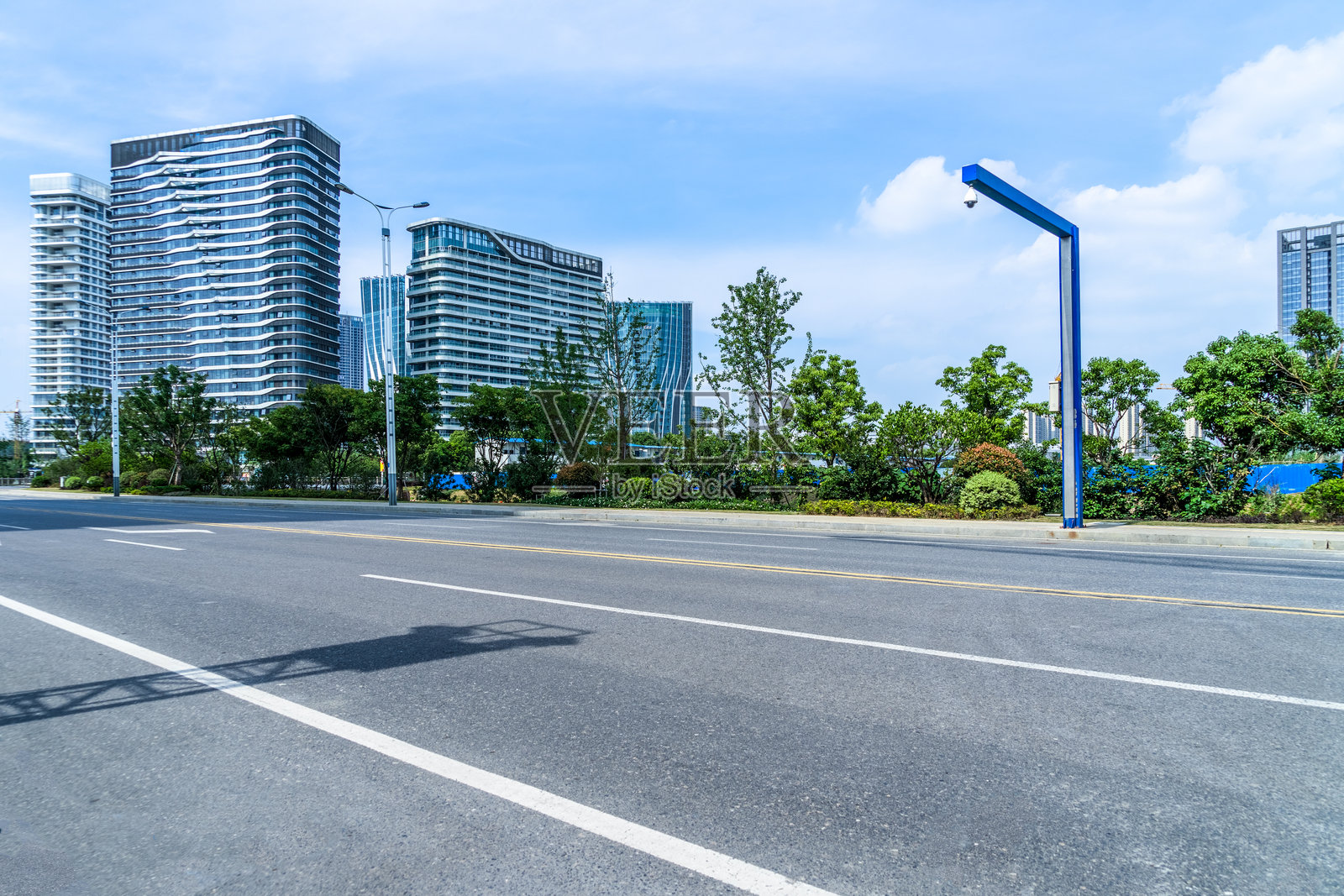 空荡荡的沥青道路旁边是玻璃办公大楼照片摄影图片