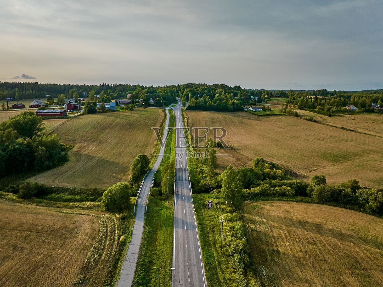 芬兰努尔米亚尔维的秋季田野鸟瞰图,展现了生动的秋季色彩。照片摄影图片