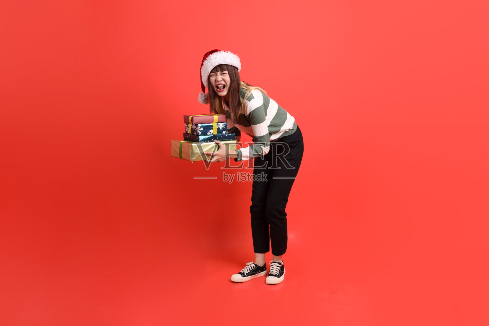 戴着圣诞老人帽的女人照片摄影图片