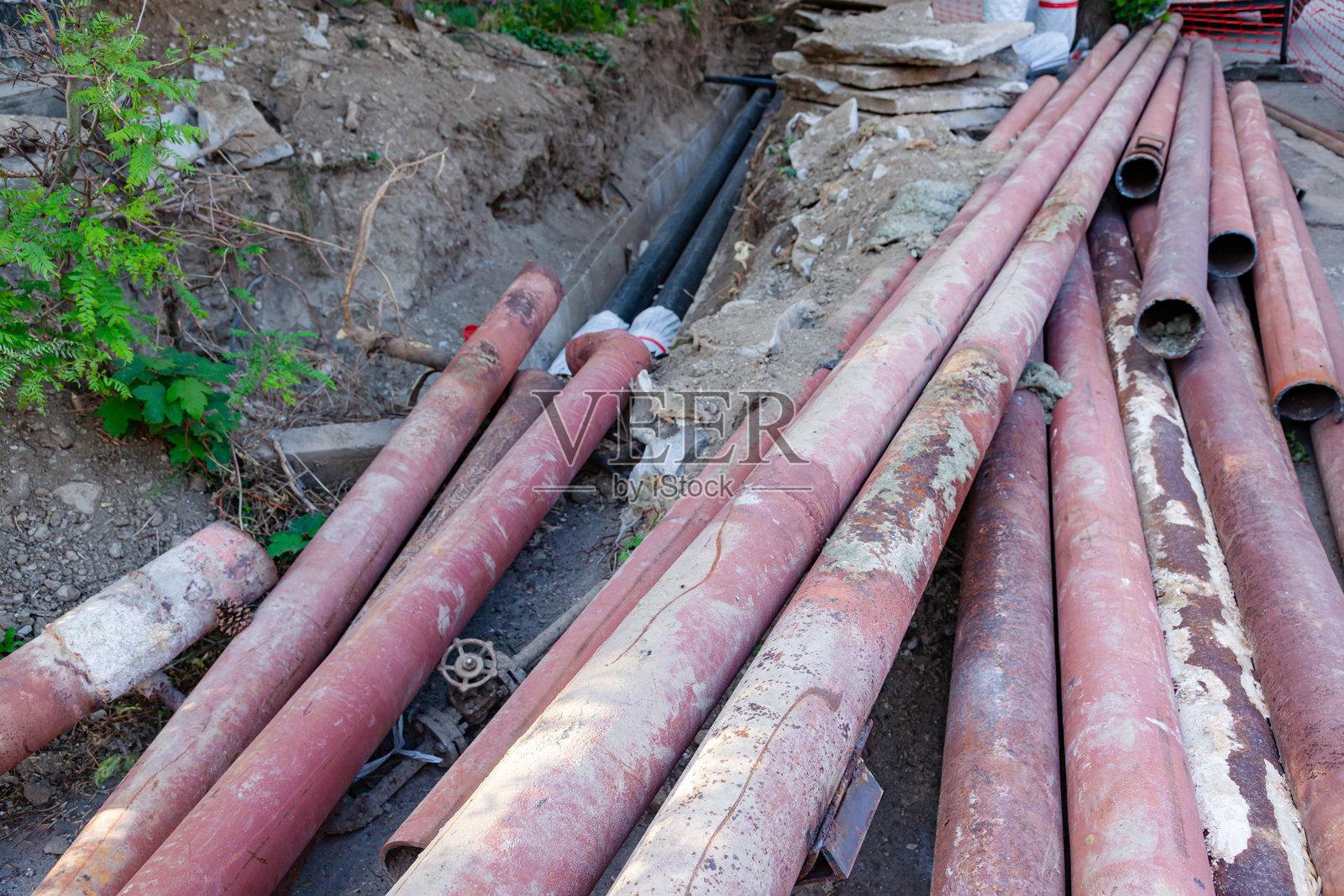 城市供水系统的修复。拆除旧管道。照片摄影图片