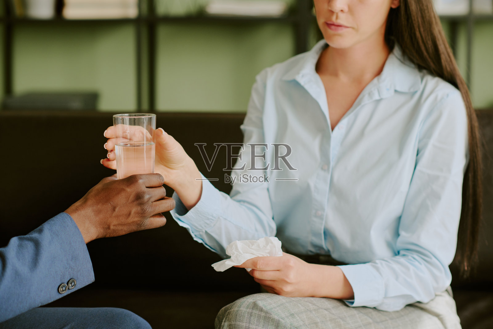 坐在沙发上递水杯照片摄影图片