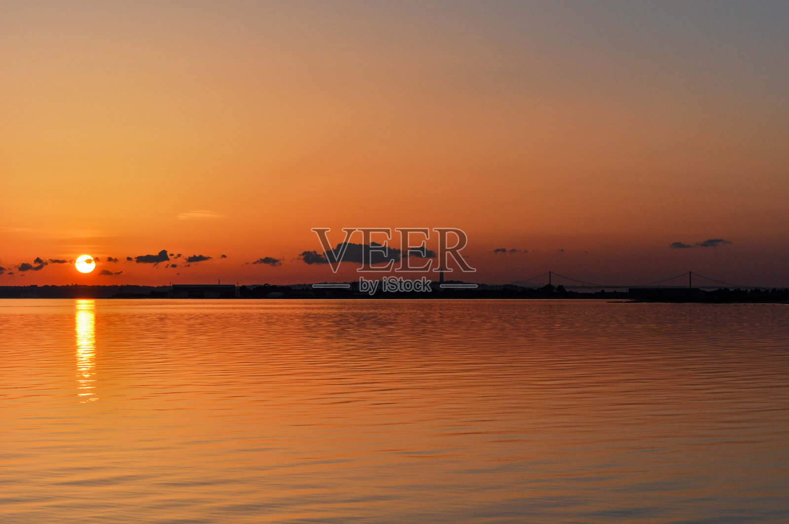 葡萄牙河上的日落倒影照片摄影图片