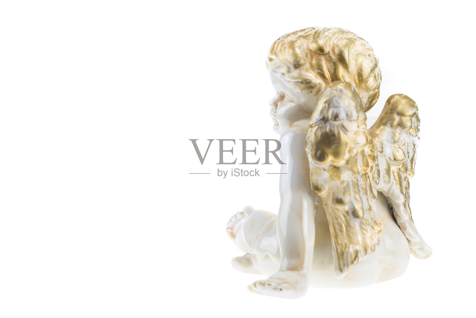 白色背景上的天使雕像特写照片摄影图片
