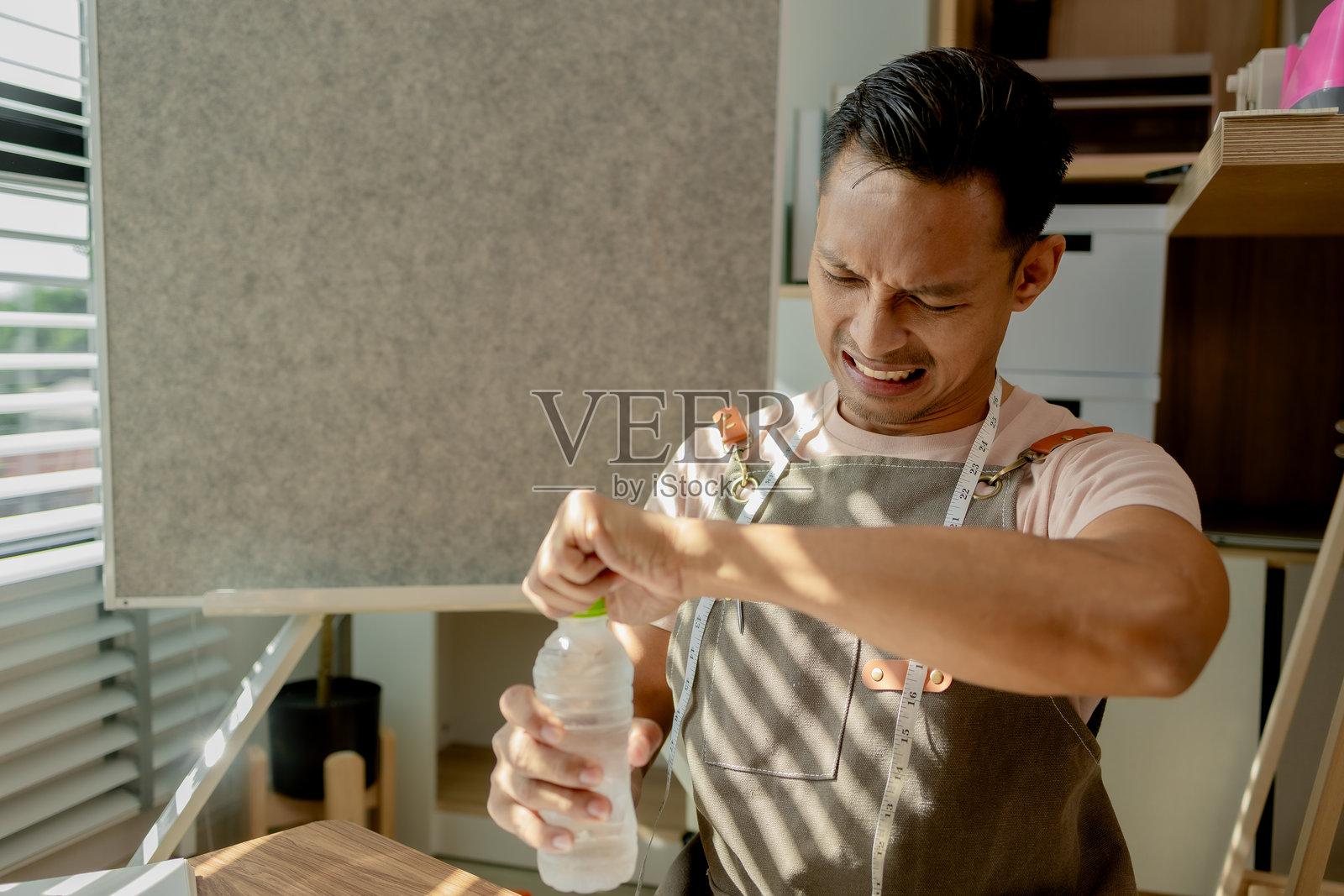 一位时装设计师面临很大压力,因为他无法确定新系列的样子,他的工作动力正在下降,技能、服装、创意、时尚。照片摄影图片