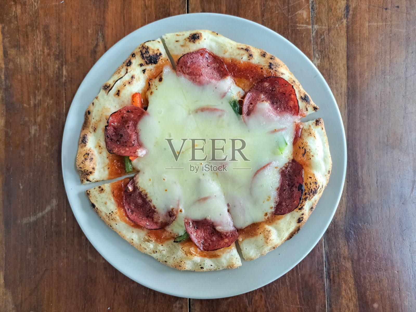 意大利披萨,上面有红椒、绿椒、帕尔马干酪、马苏里拉奶酪、香草、香菇和意大利香肠。食品菜单。俯视图。照片摄影图片