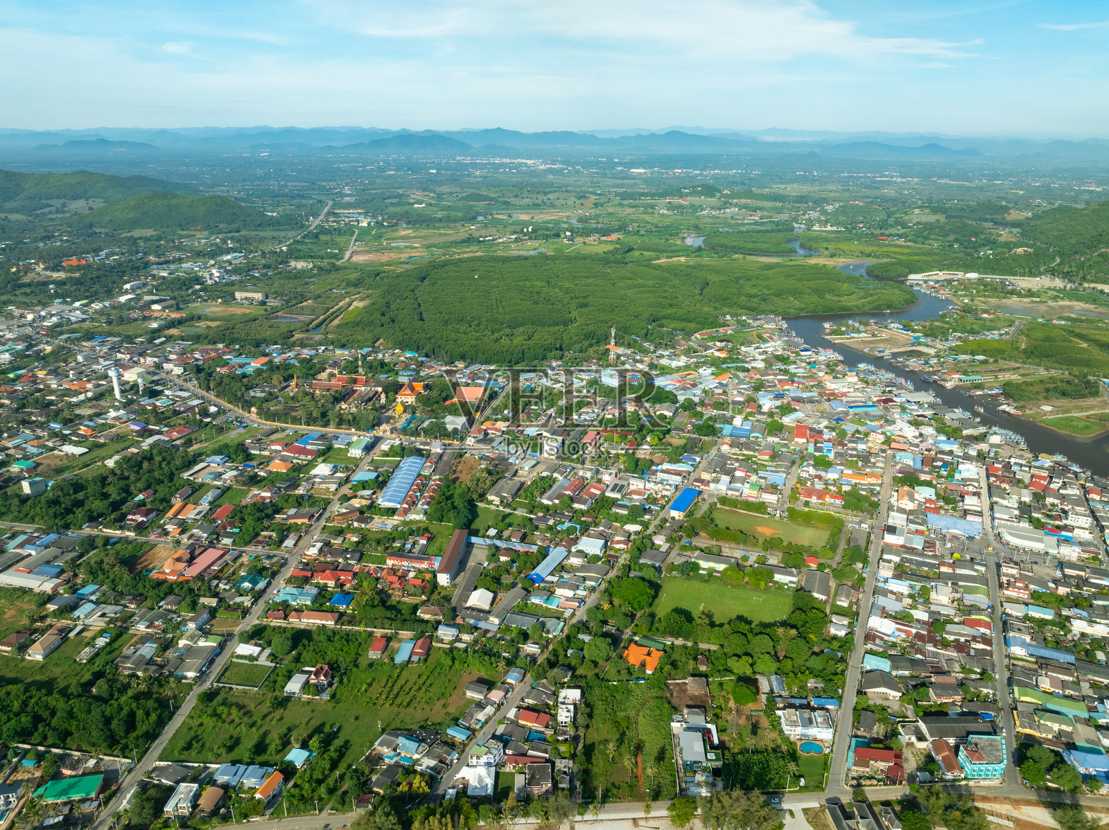 高角度视图的建筑,海边住宅区和公寓楼的鸟瞰图照片摄影图片