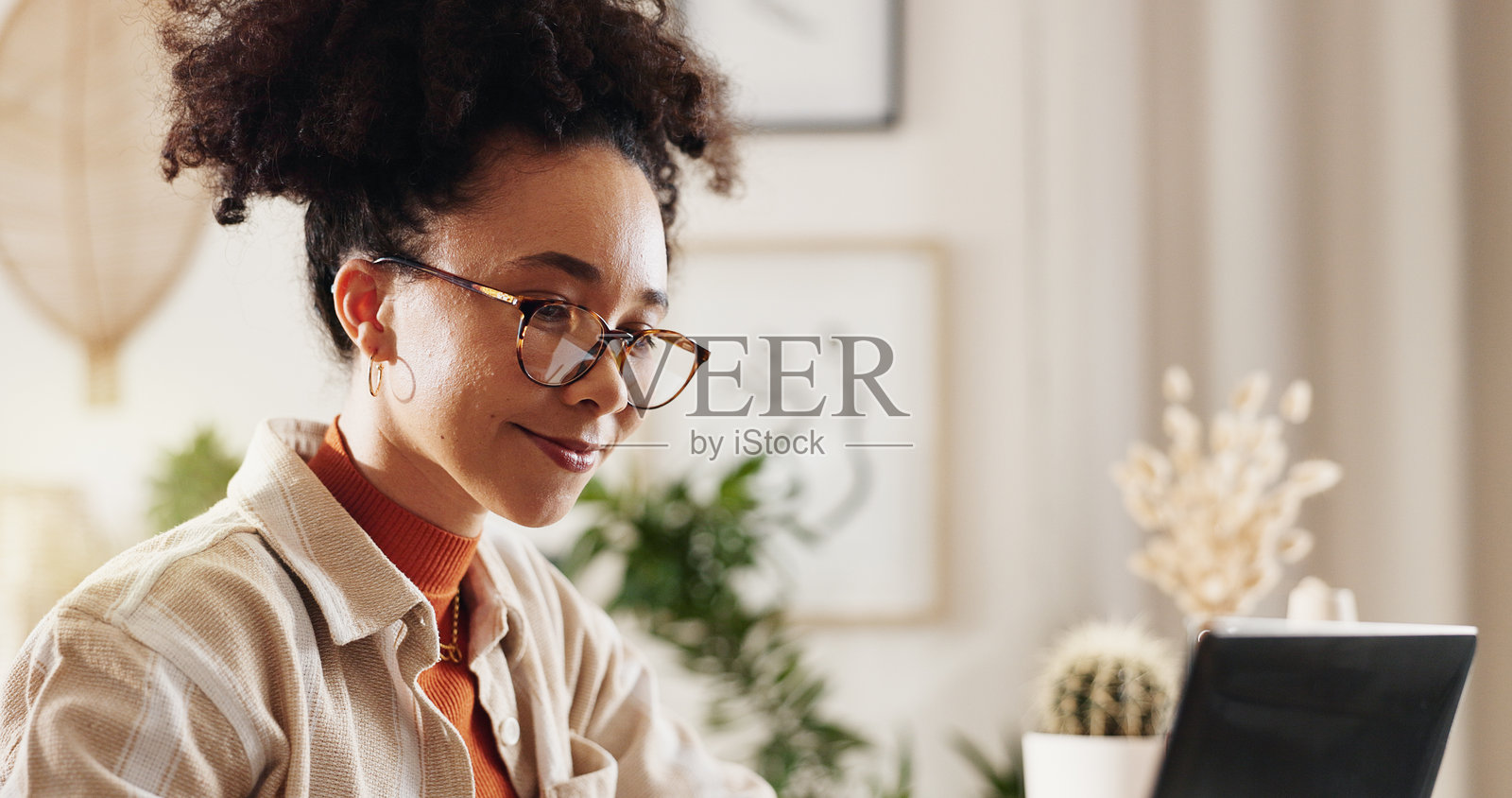 家中办公室的桌子上,女性在使用笔记本电脑搜索在线报告、日程或电子邮件。计算机、远程工作和顾问正在阅读商业计划、新闻或网站,以进行自由职业项目管理。照片摄影图片