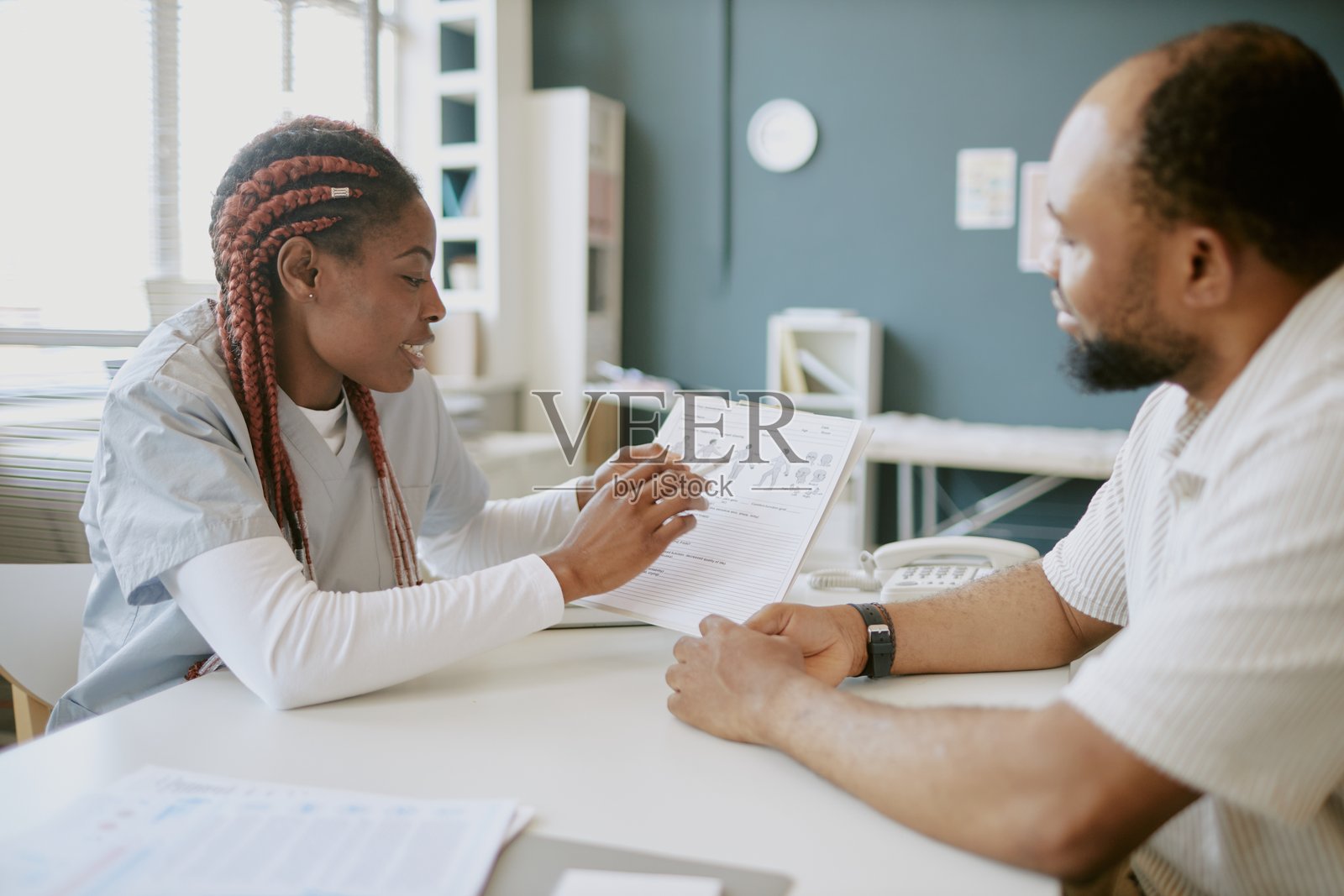 在健康诊所的房间里共同咨询照片摄影图片