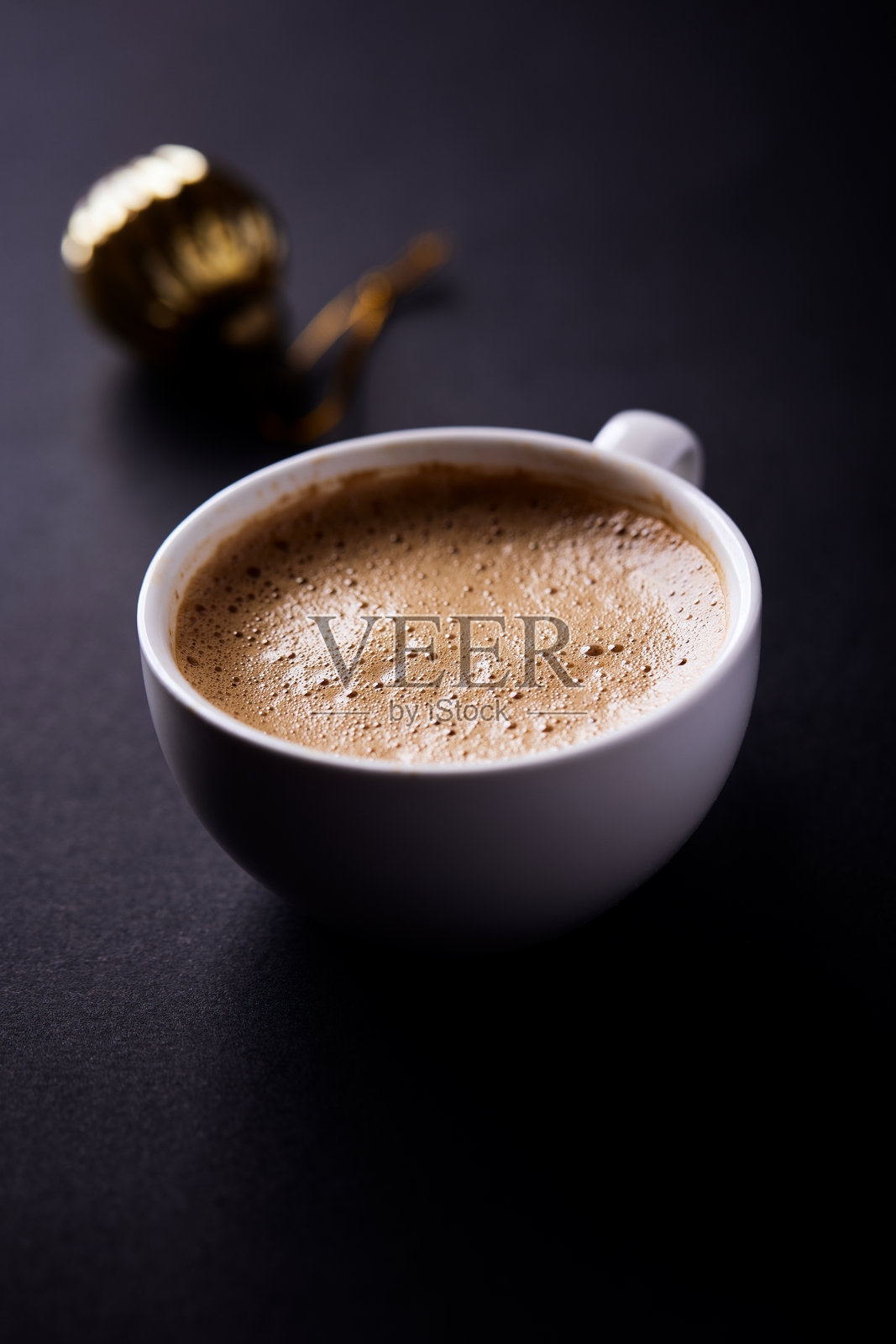 深色纸背景上的咖啡杯。柔焦特写。留白空间。照片摄影图片