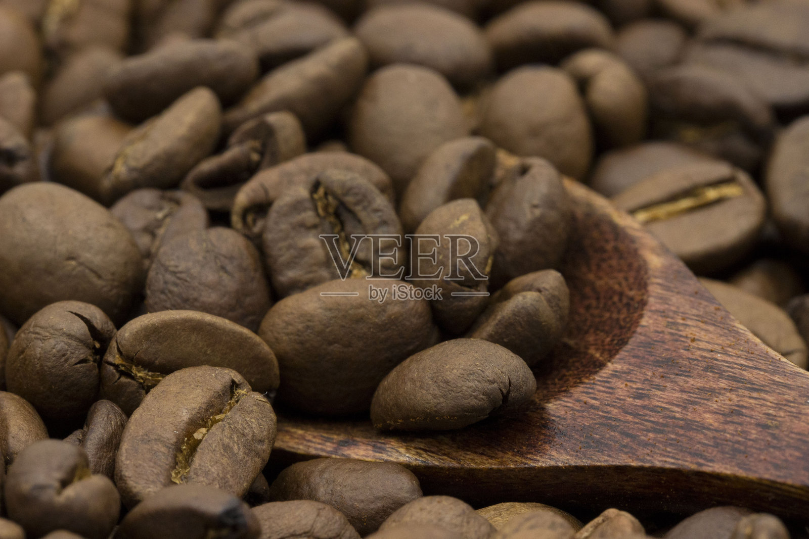 咖啡豆和一把木勺照片摄影图片