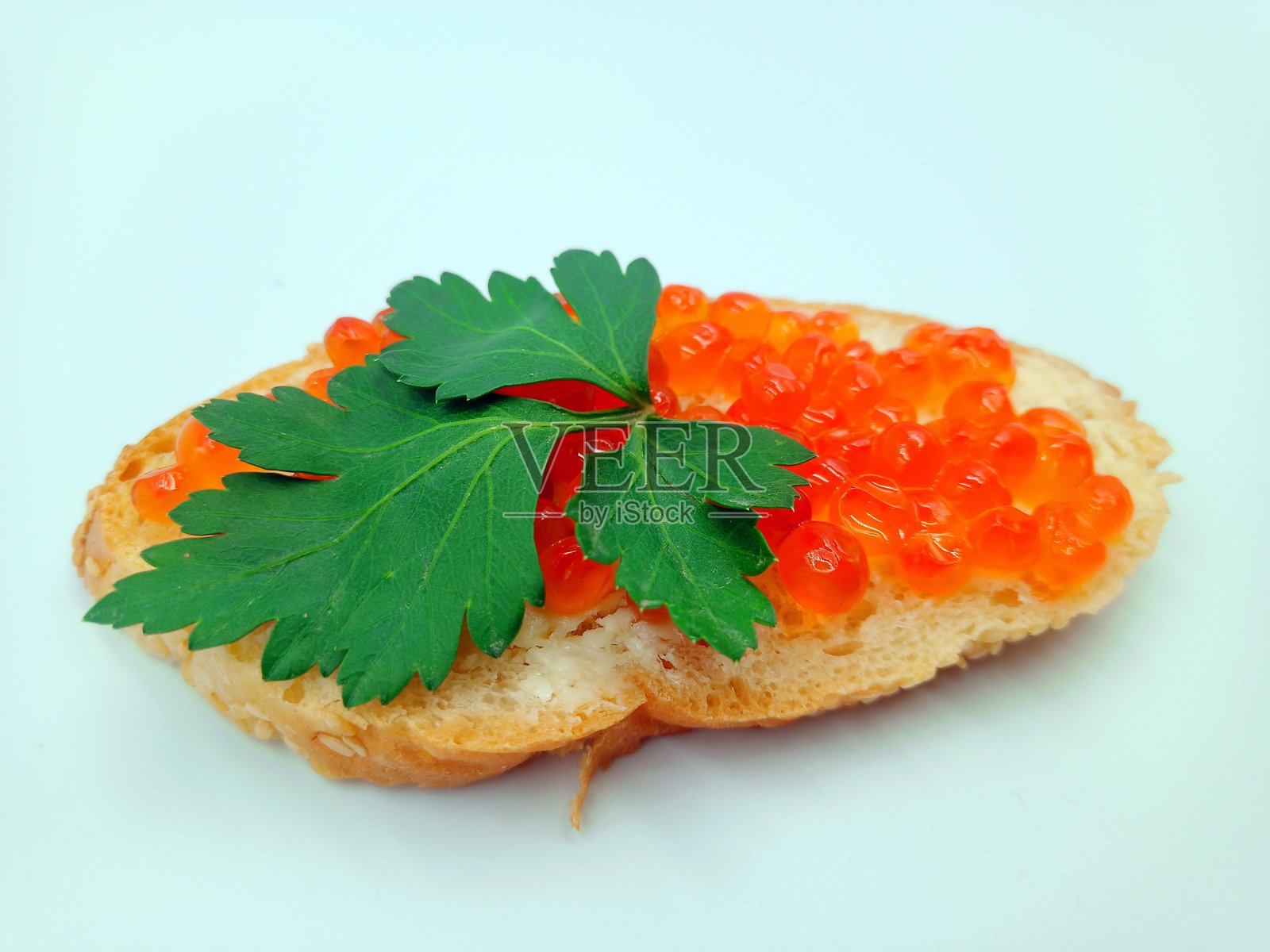 白色背景上的红鱼子酱三明治照片摄影图片