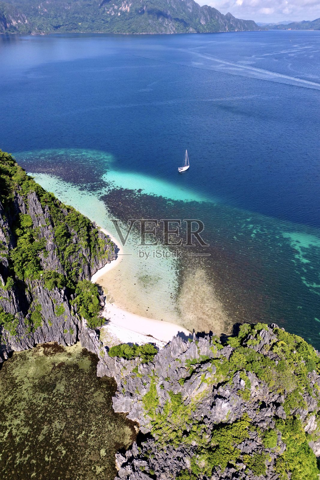 停靠在亚洲一座荒岛附近的帆船照片摄影图片