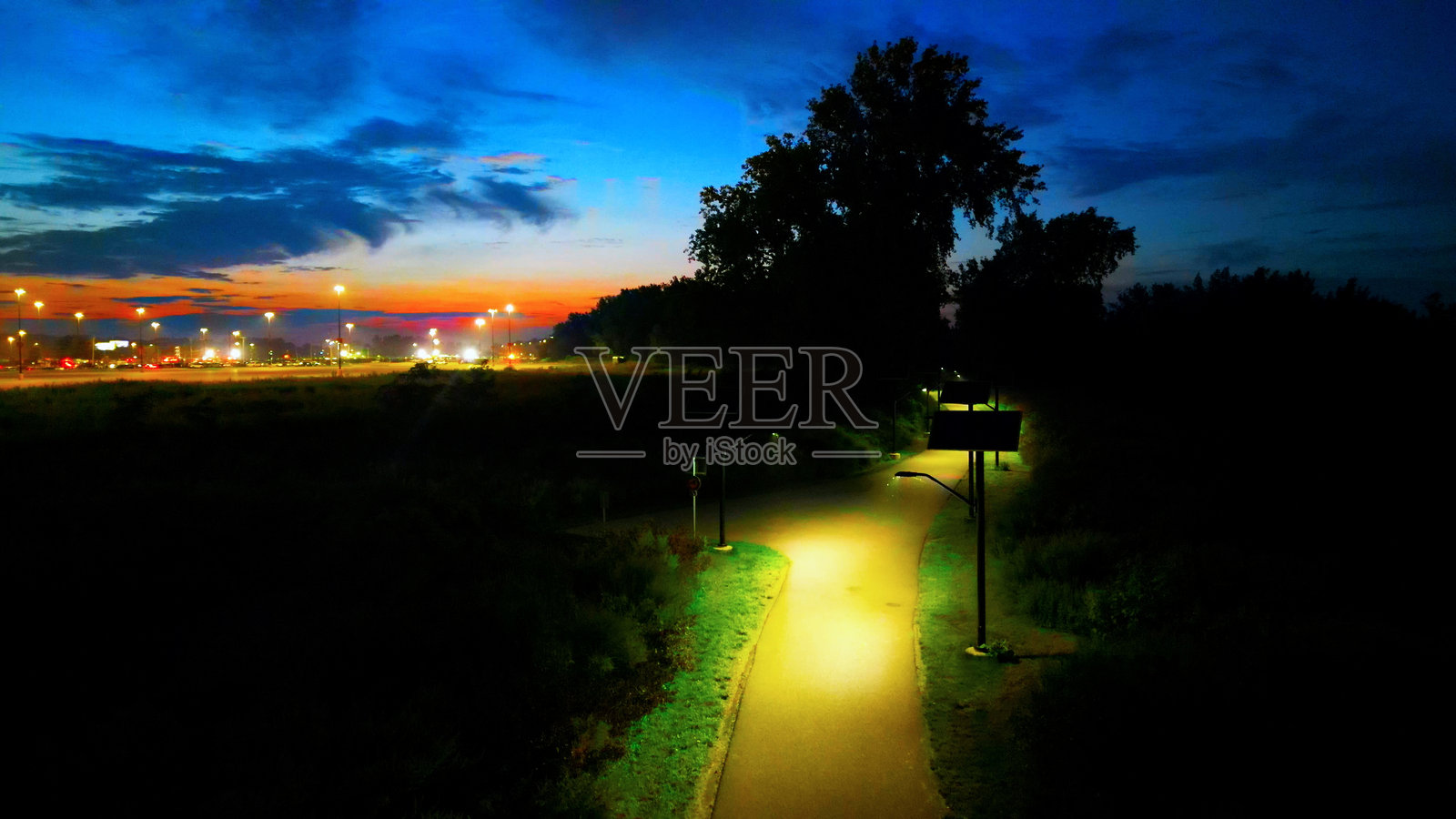 黄昏时的天空照片摄影图片