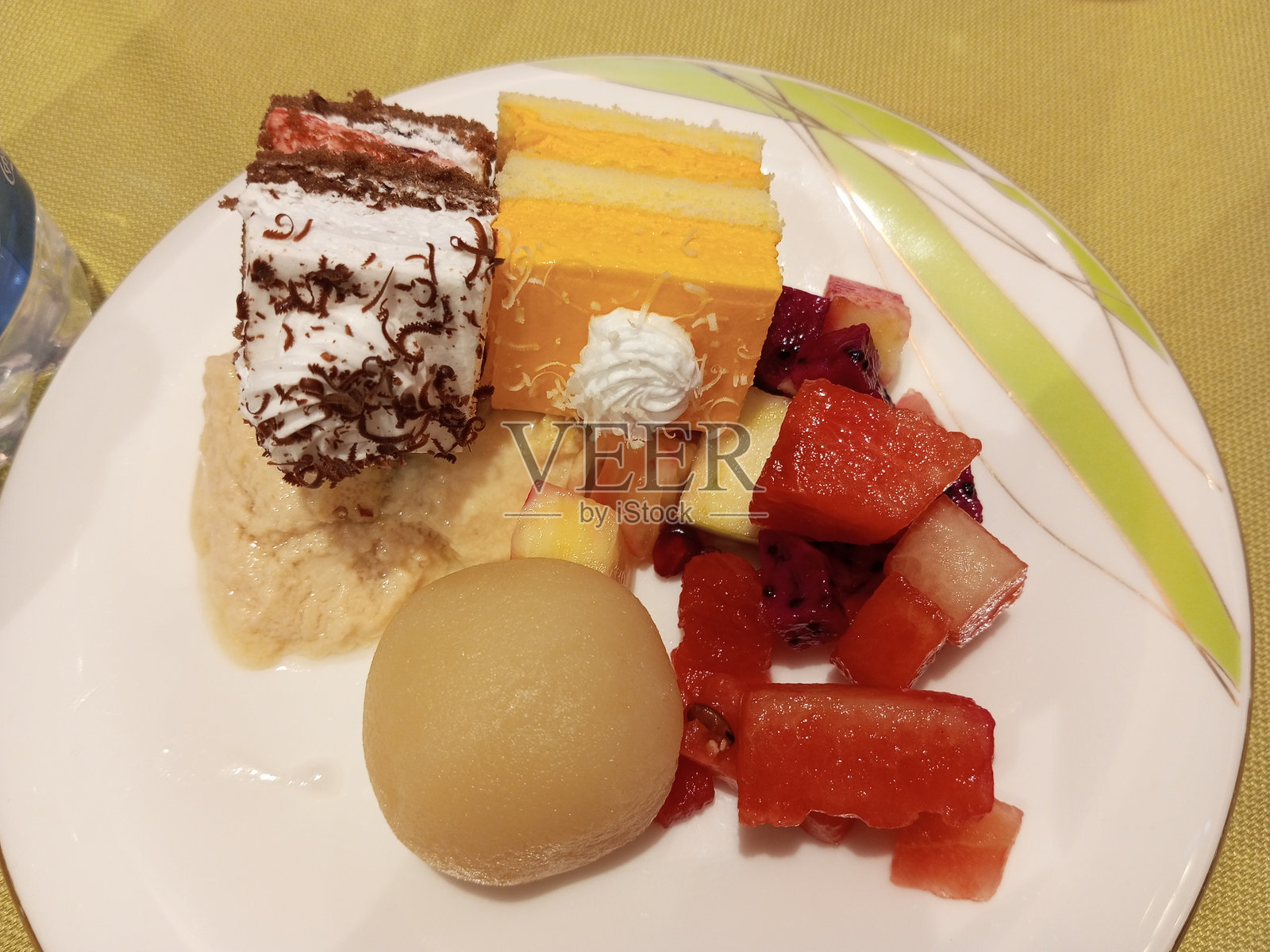 亚洲的甜点沙漠。沙漠中包含了罗索戈拉、豆腐、蛋糕和水果沙拉。独特的食物装饰。照片摄影图片