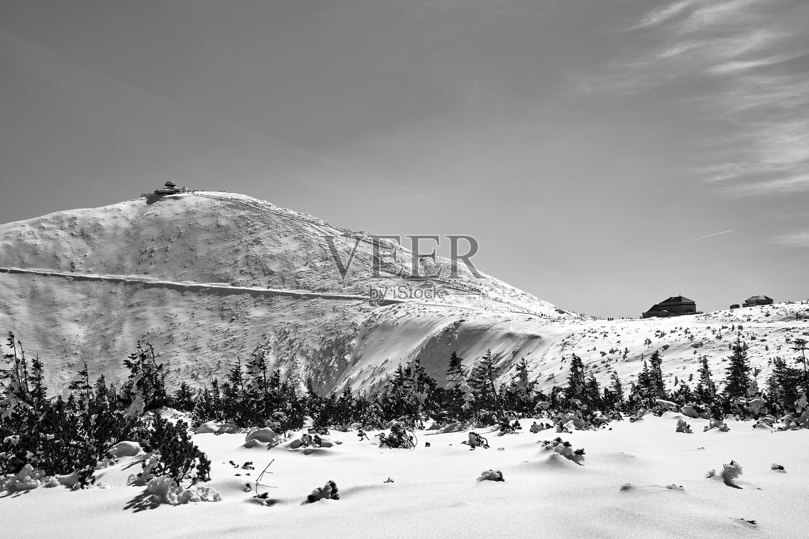 巨山的斯涅日卡山顶上,有人在小径上行走,还有一个游客避难所。照片摄影图片