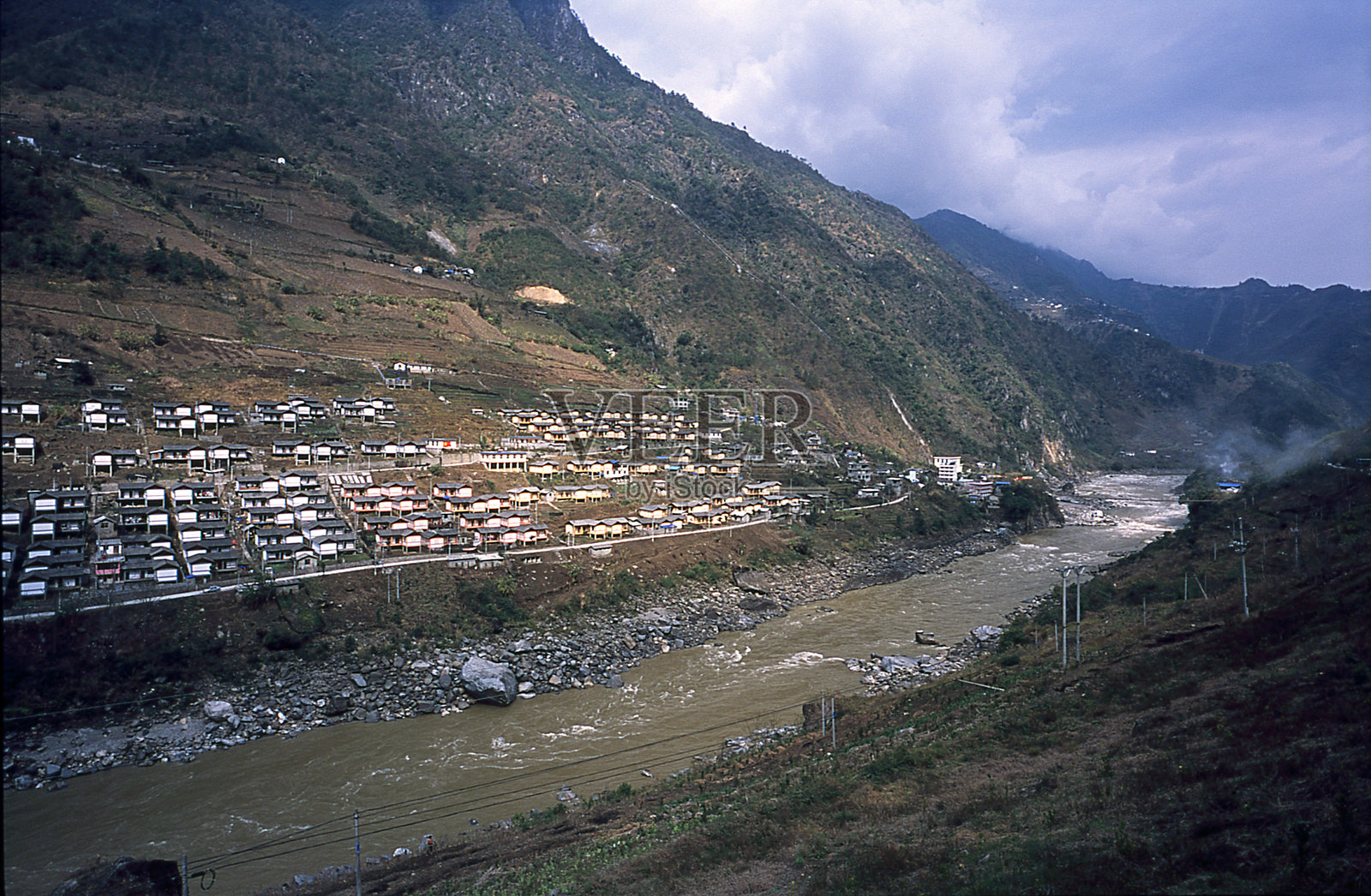 云南省怒江州福贡县怒江河旁新建的村庄。照片摄影图片