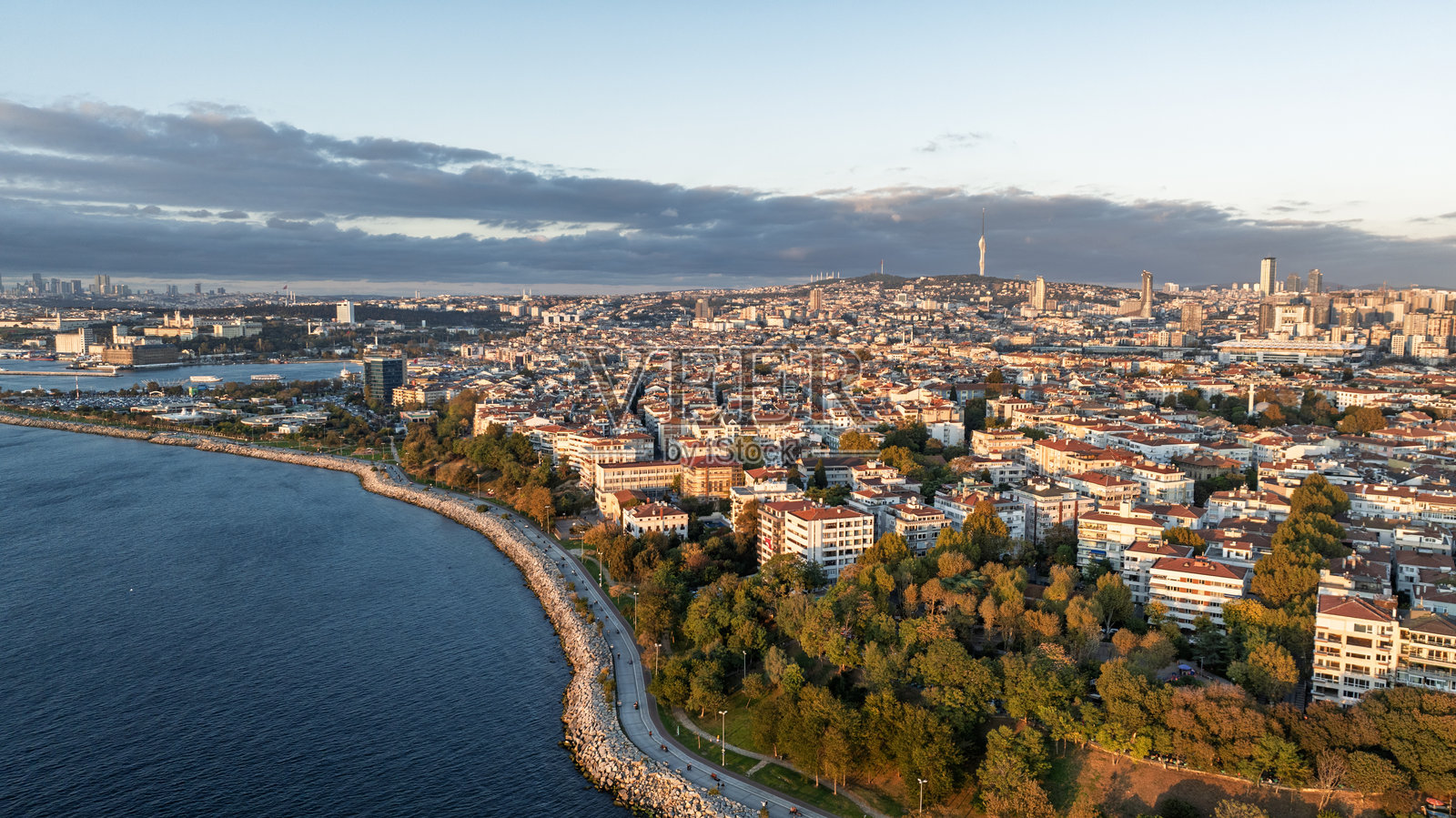 从土耳其伊斯坦布尔亚洲一侧的卡迪科伊大区摩达社区的鸟瞰图,展现了这个大型、人口众多且充满国际化气息的地区。照片摄影图片