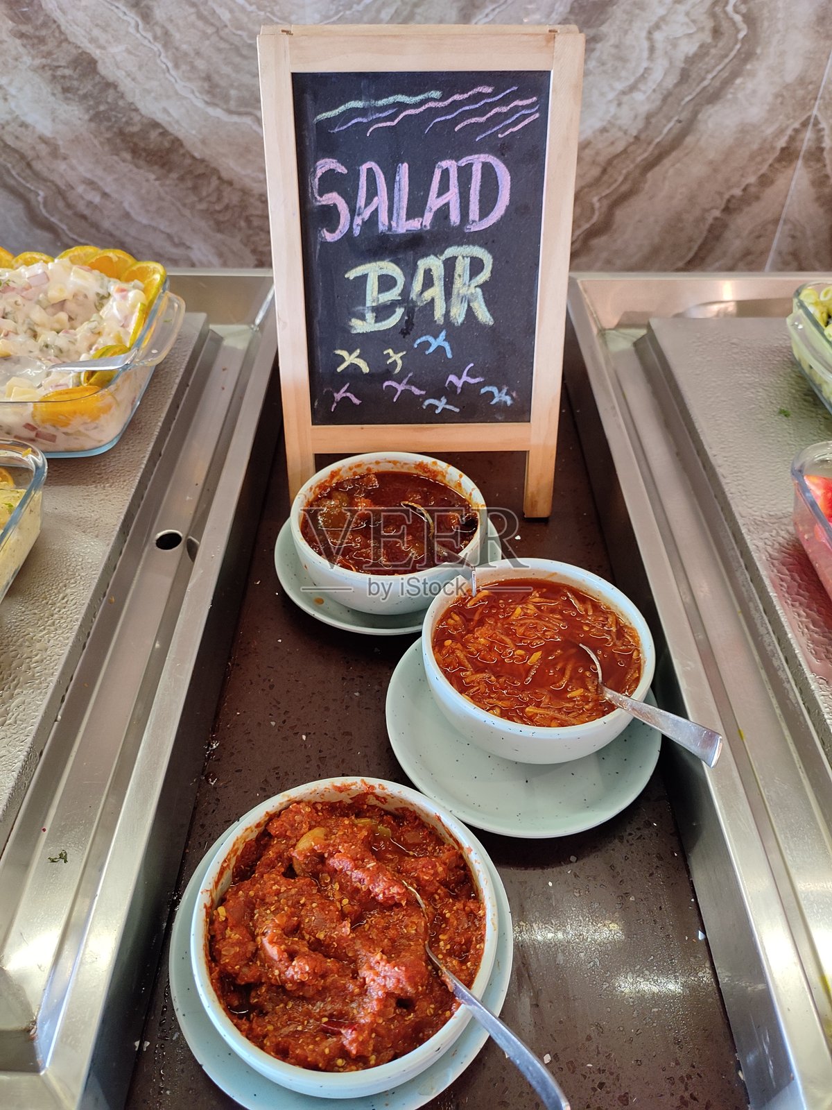 美味可口的各种小吃餐前食品摄影,享受餐厅午餐时光照片摄影图片