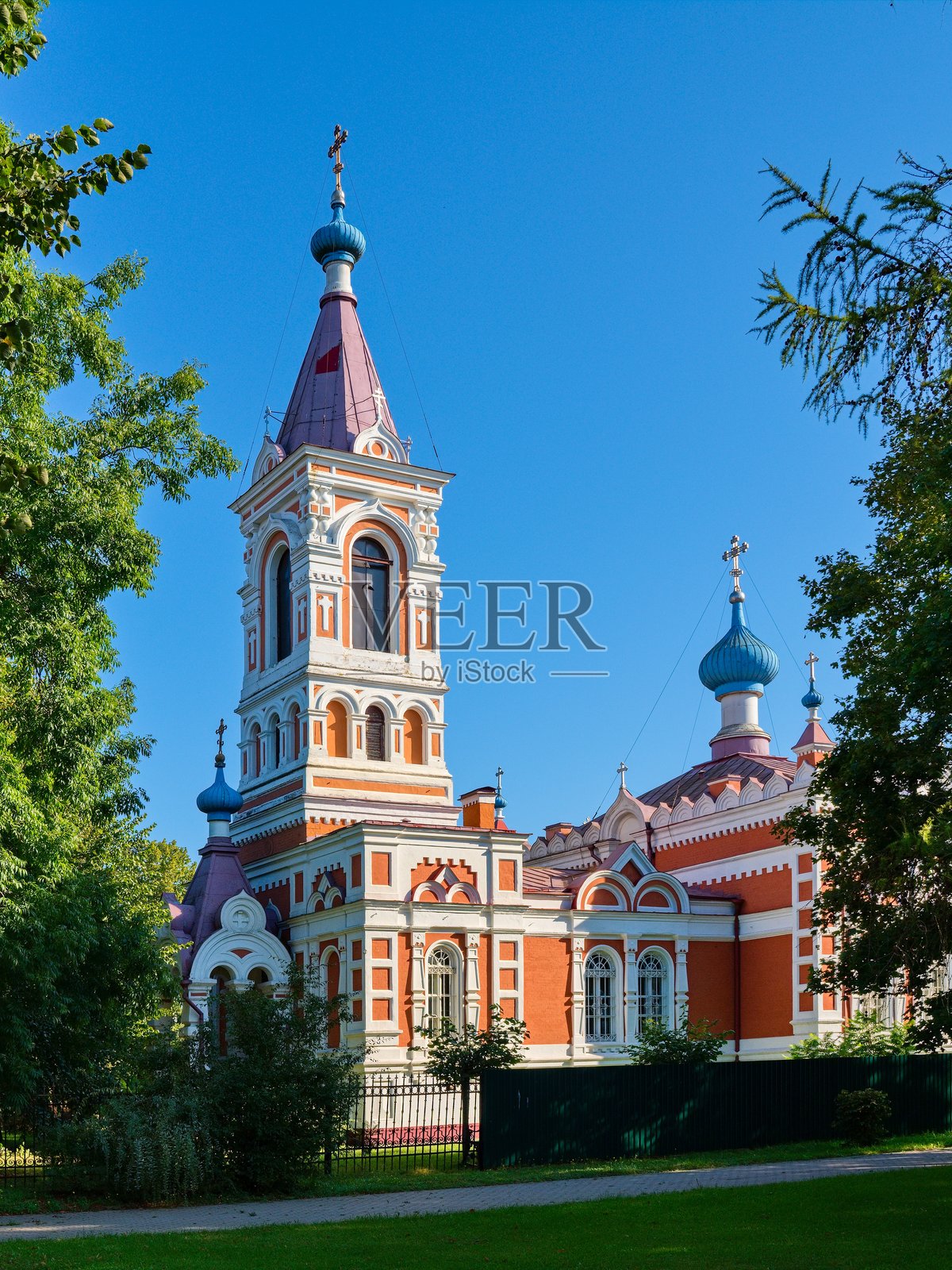 早晨阳光下的东正教教堂。拉脱维亚,利耶帕亚。照片摄影图片