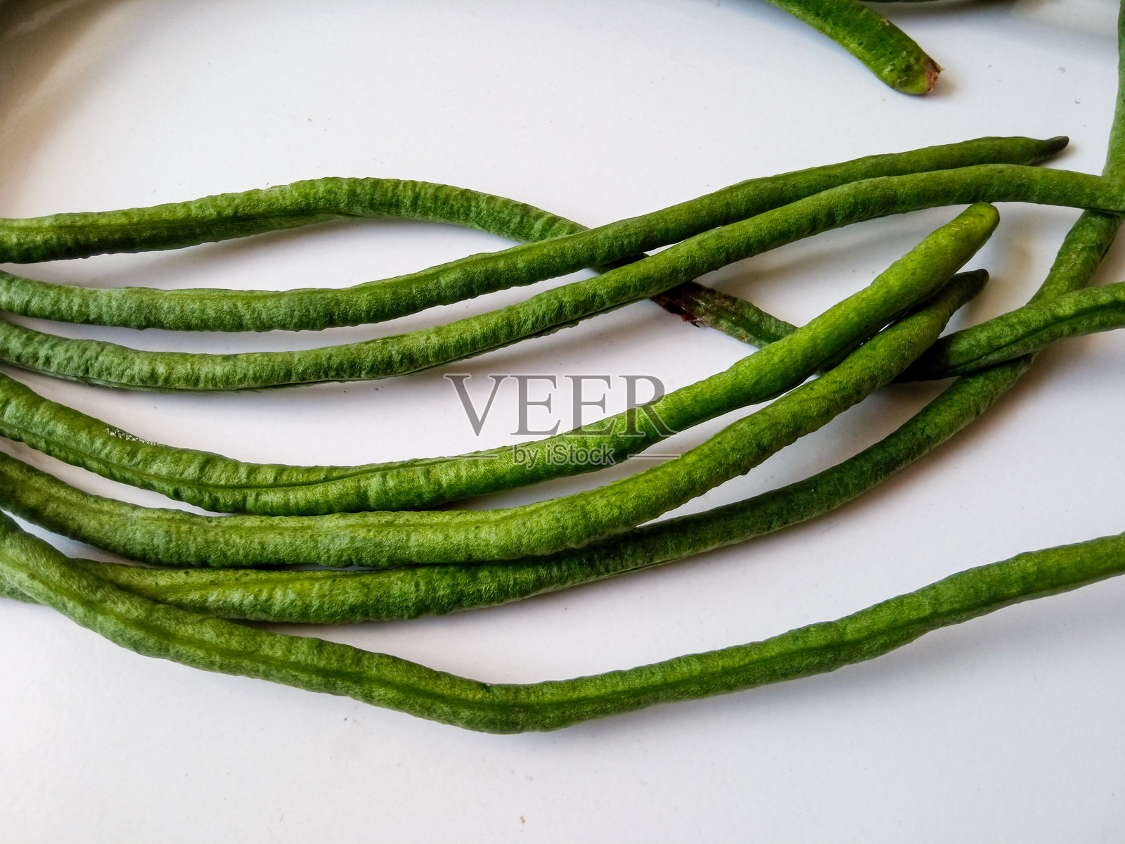 绿色长豆蔬菜。白色背景下的孤立展示照片摄影图片
