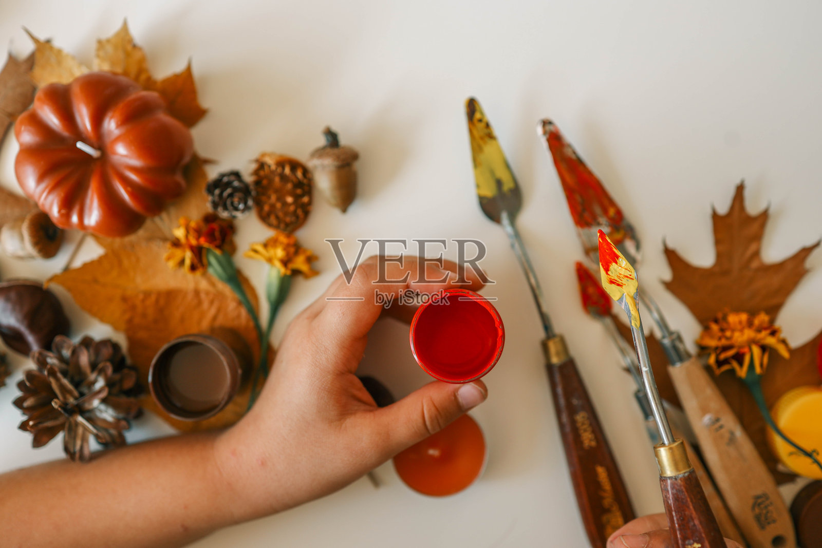 创意秋季艺术活动,使用颜料和松果、橡果、栗子等自然材料,制作季节性装饰品照片摄影图片