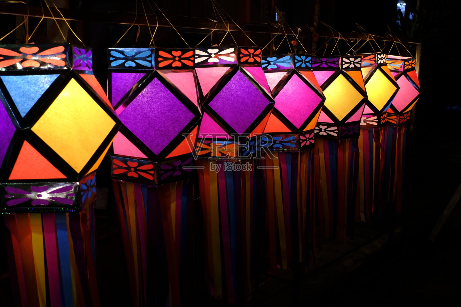 在普纳市区展示的五彩缤纷的阿卡什灯,庆祝排灯节。照片摄影图片