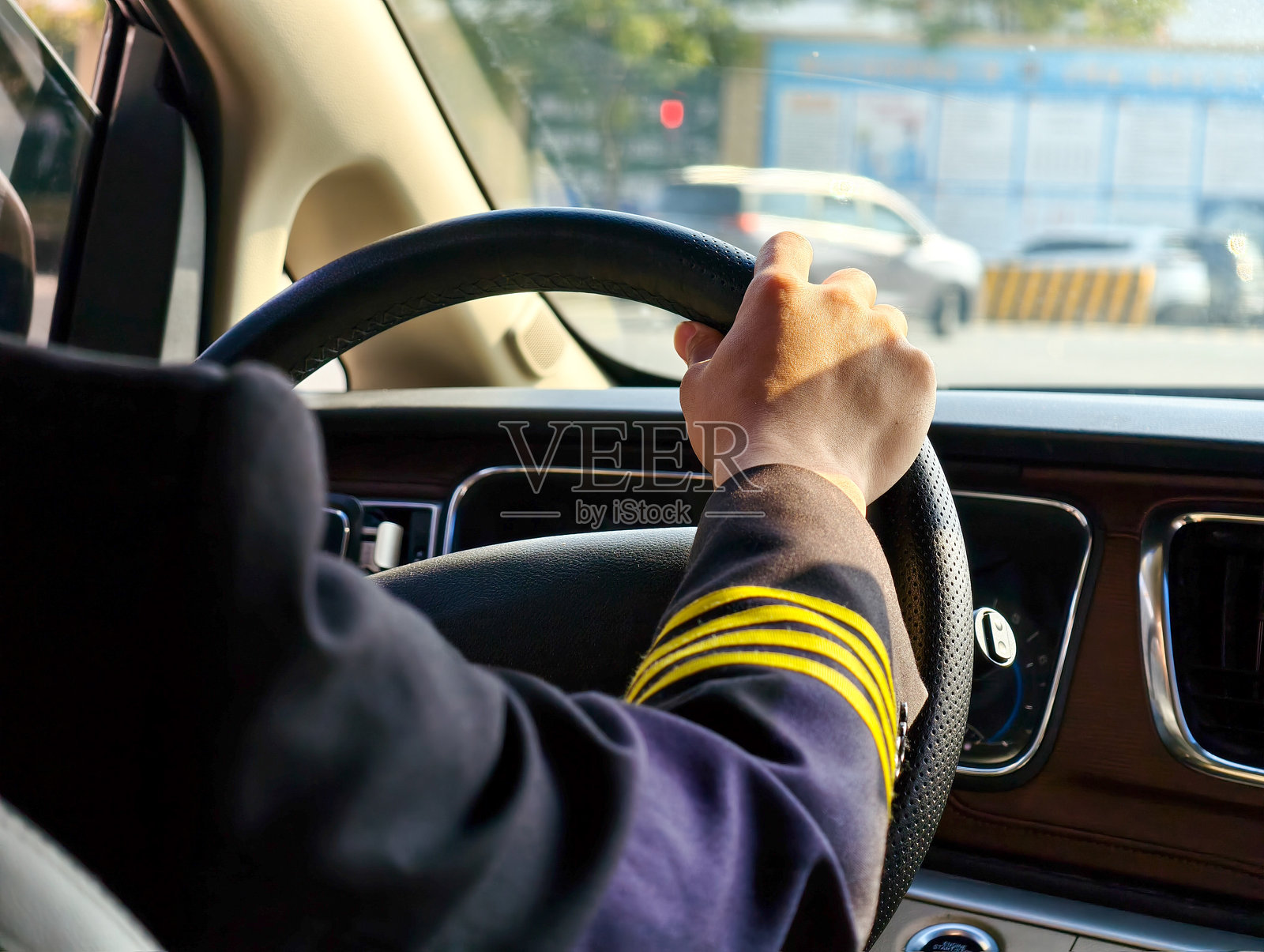 司机双手握住方向盘驾驶。照片摄影图片