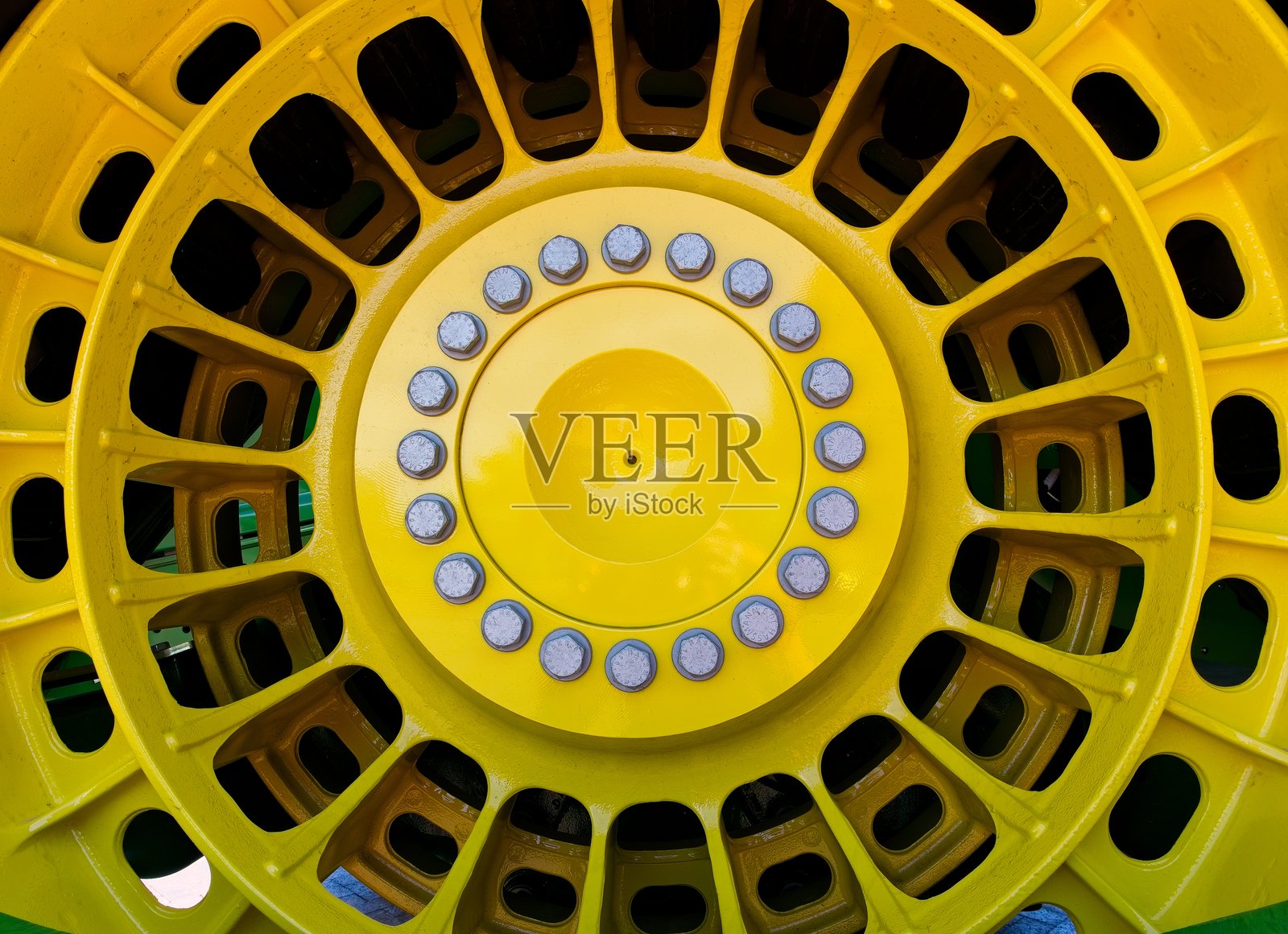 大型黄色拖拉机轮胎细节照片摄影图片