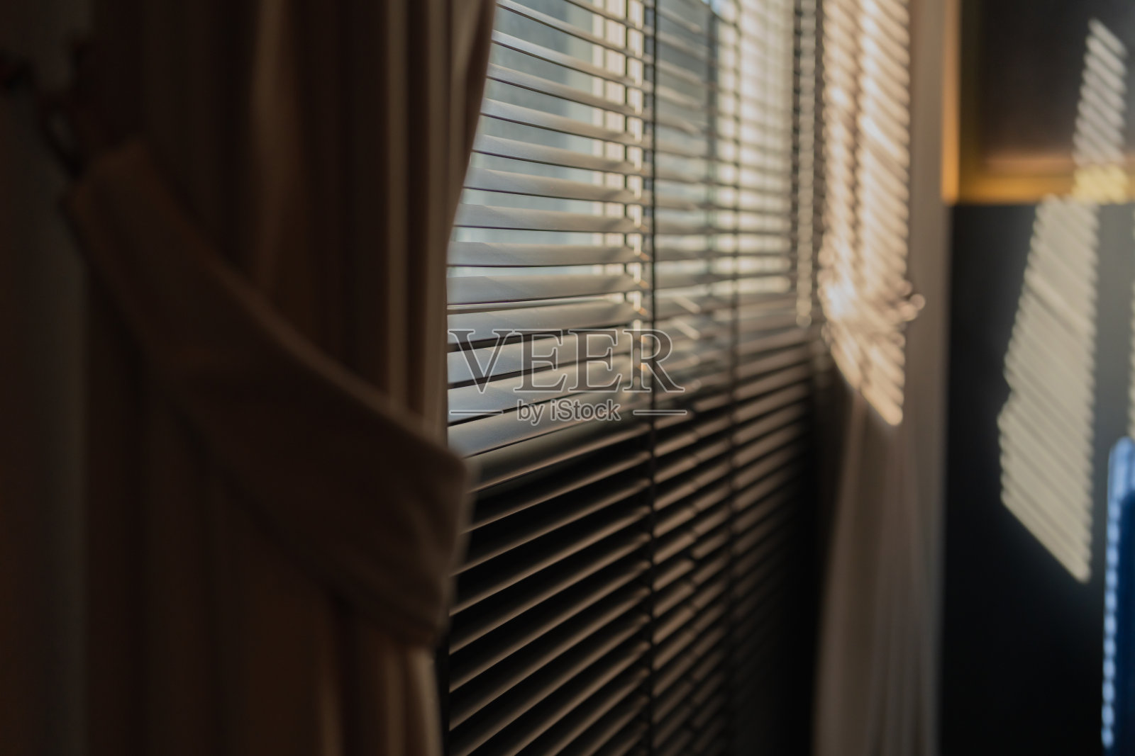 家居室内设计概念:自然木窗和白色门框,阳光透射进来。照片摄影图片