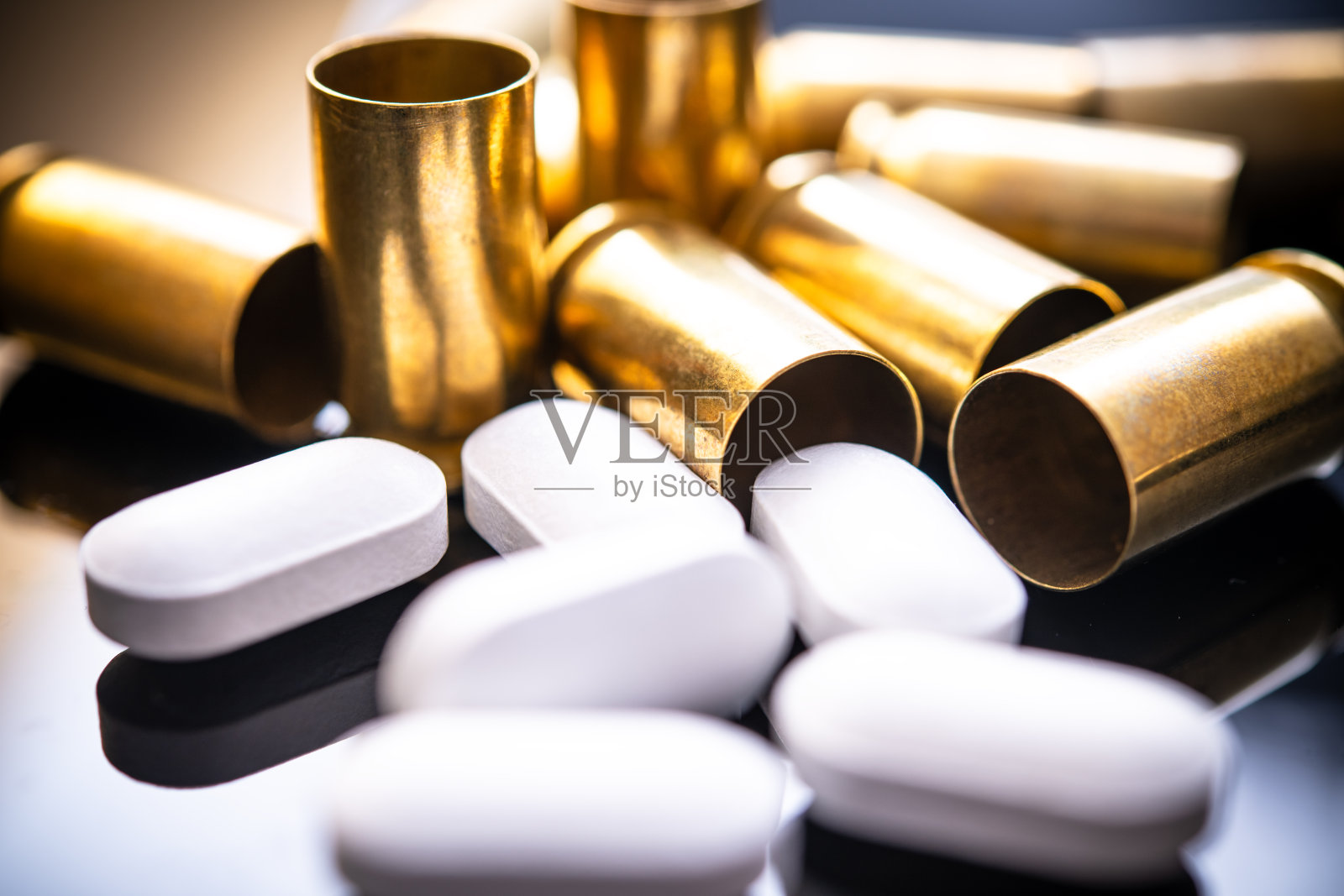 阿片类药物与暴力的黑暗交汇:芬太尼、处方药和子弹壳在毒品犯罪和地下市场中的背景照片摄影图片