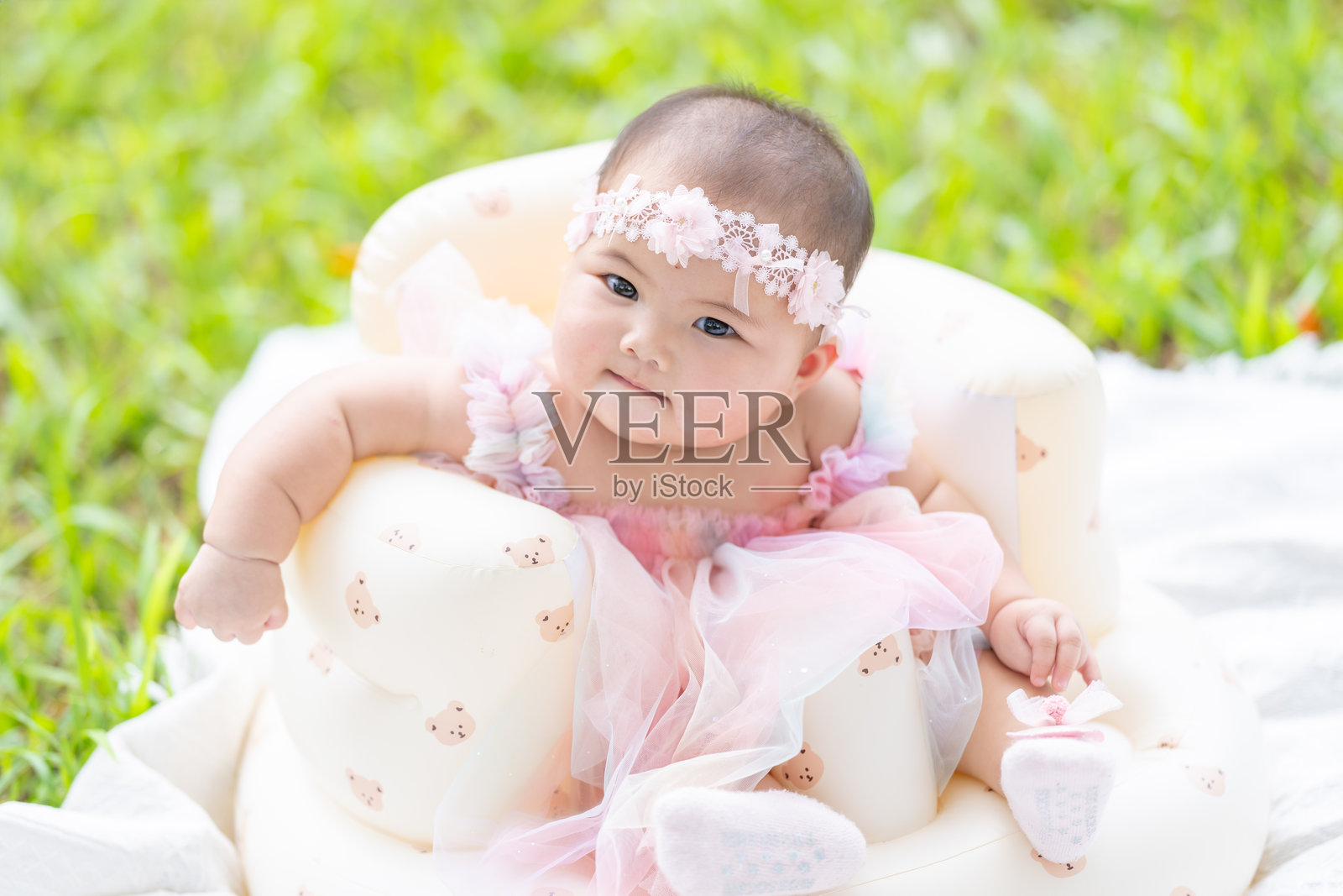 一对二十多岁的台湾夫妇和他们七个月大的宝宝在台湾宜兰县的广阔绿地公园庆祝他们的周年纪念。照片摄影图片