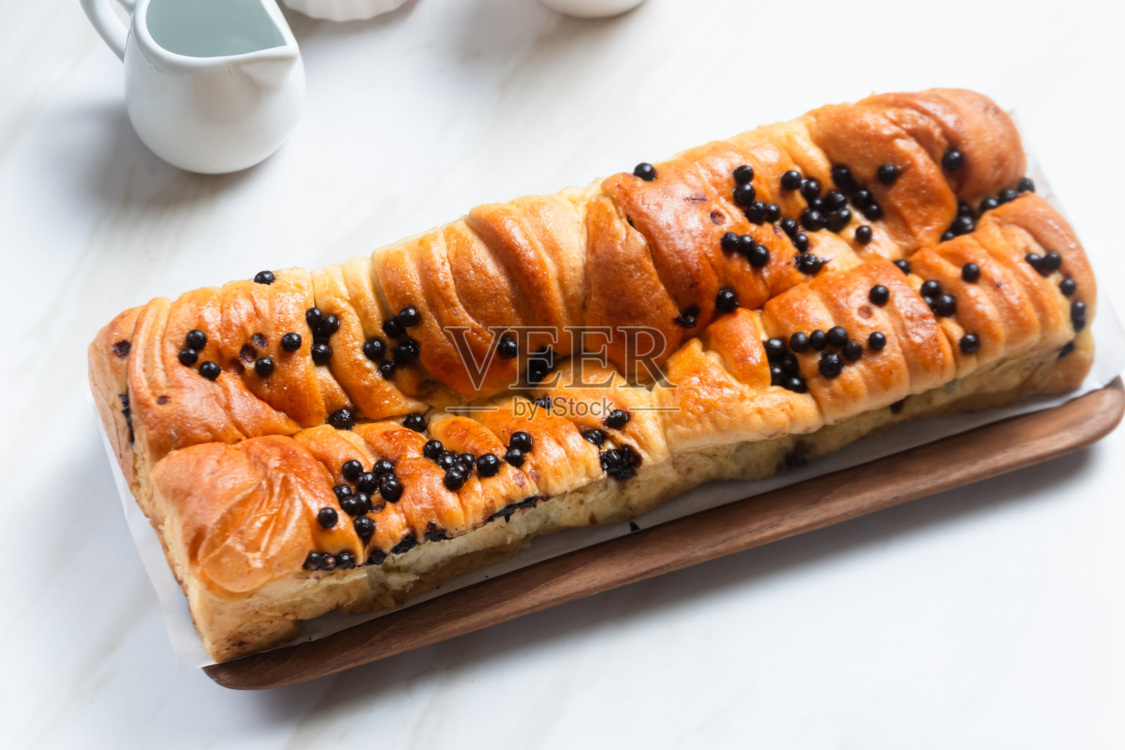 巧克力黄油和香蕉馅的糕点。照片摄影图片