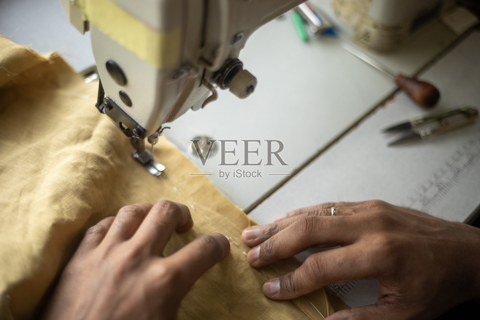 裁缝在工作照片摄影图片