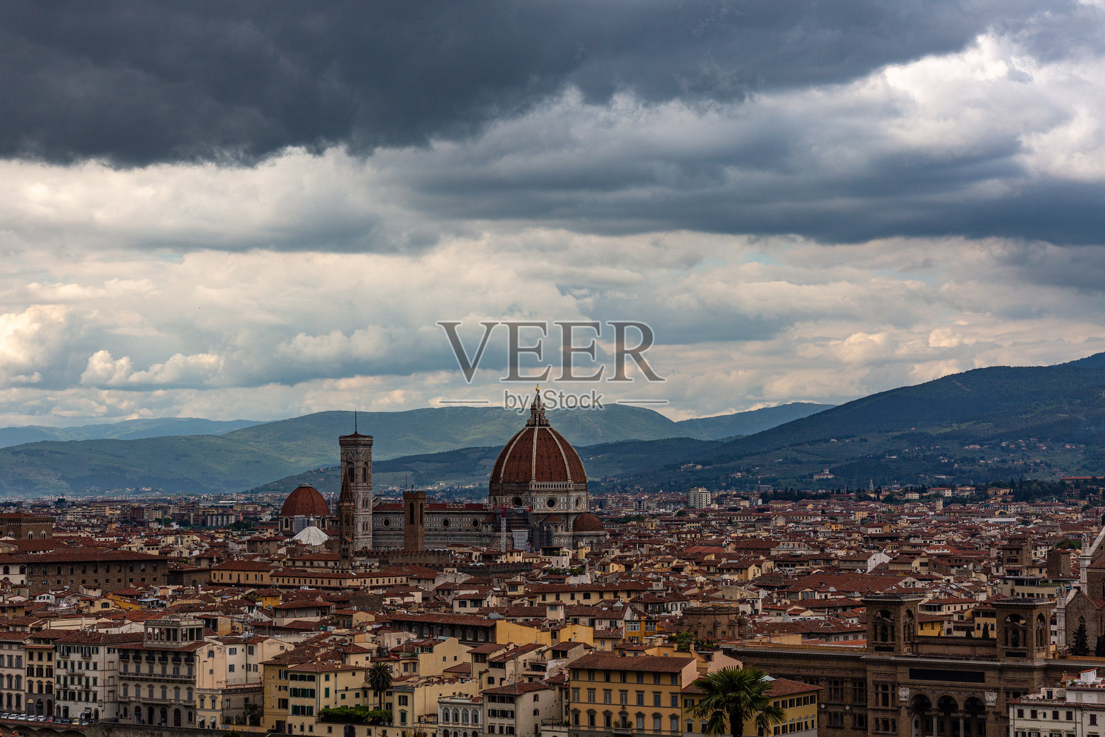 佛罗伦萨全景与戏剧性的天空照片摄影图片
