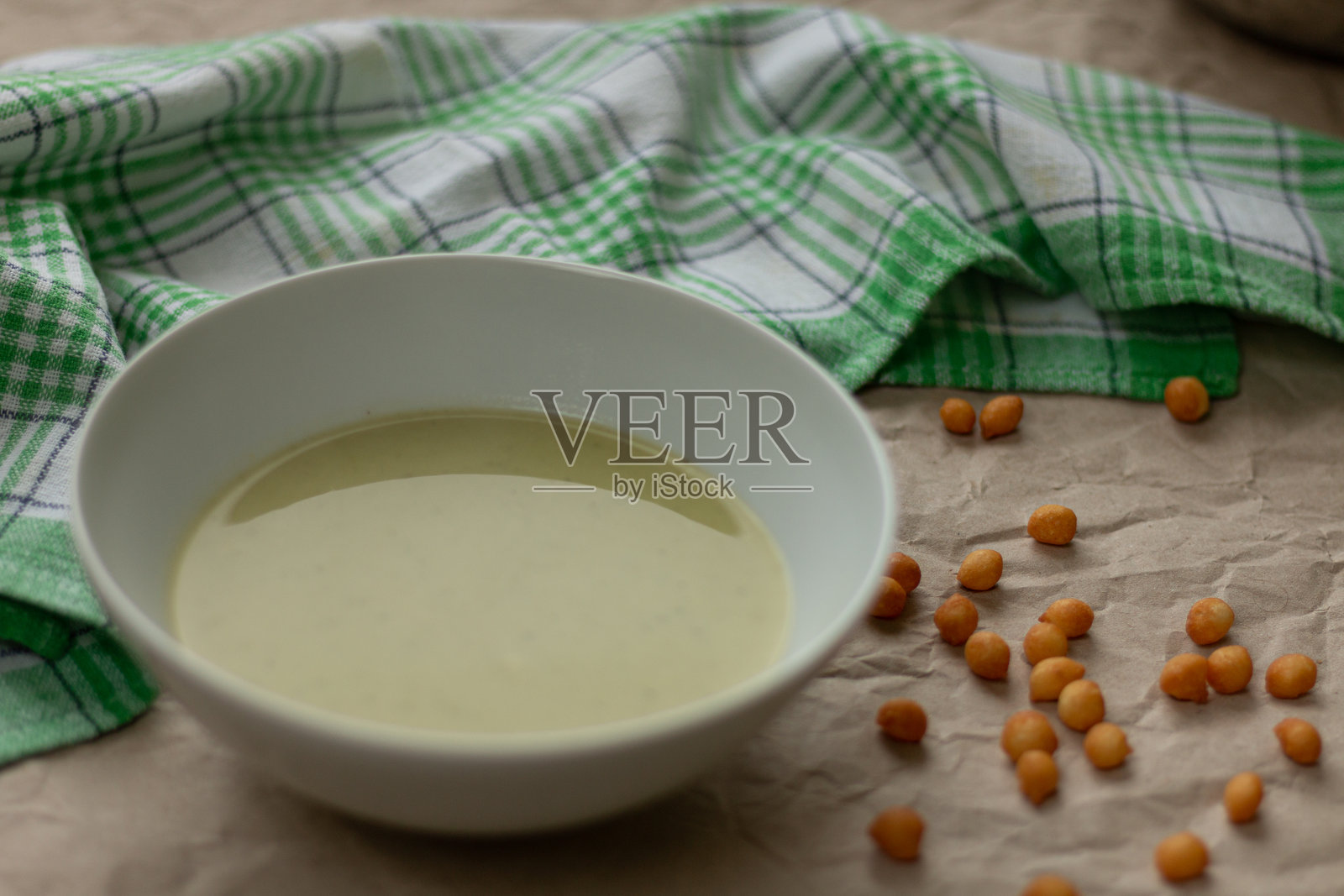 白碗中的西兰花奶油汤。照片摄影图片