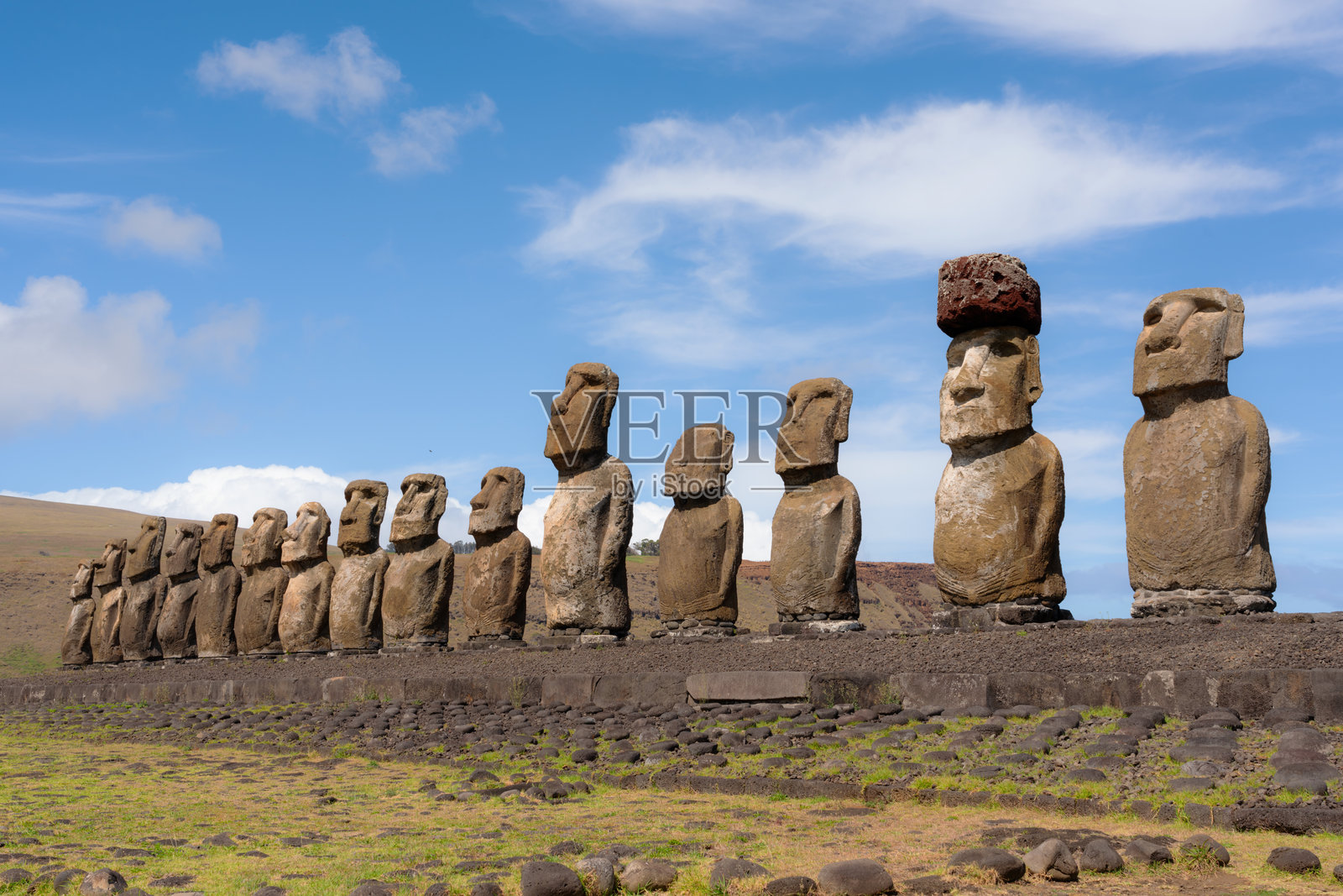 复活节岛上的阿胡·通加里基摩艾石像照片摄影图片